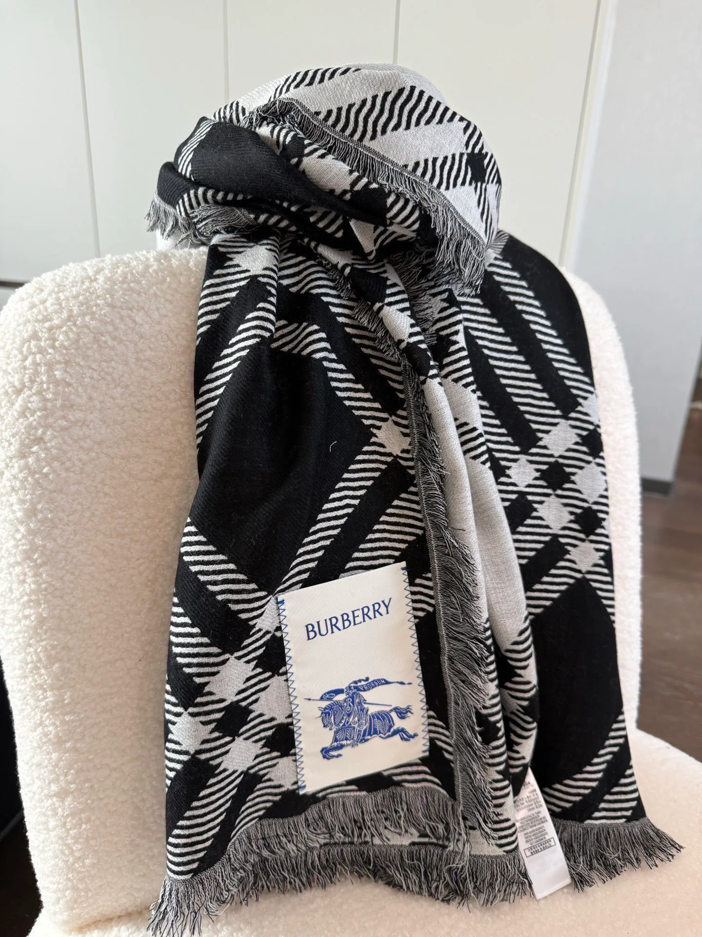 Шарфы Burberry 18627368