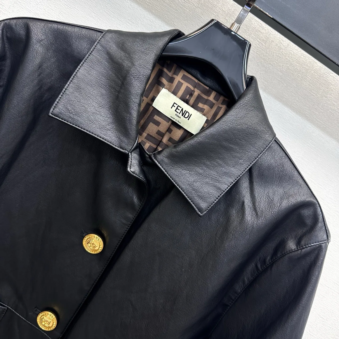 Кожаные Куртки И Дублёнки Женские Fendi 18432098