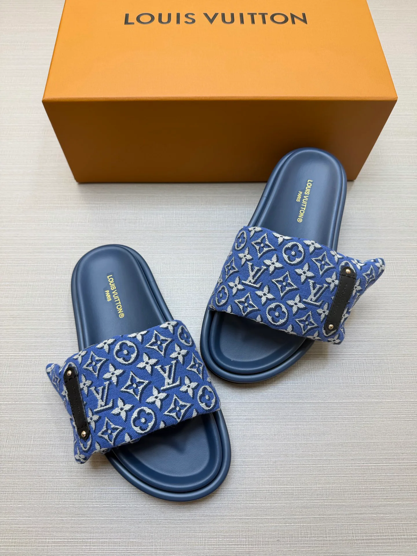 Шлепанцы Женские Louis Vuitton 18011828