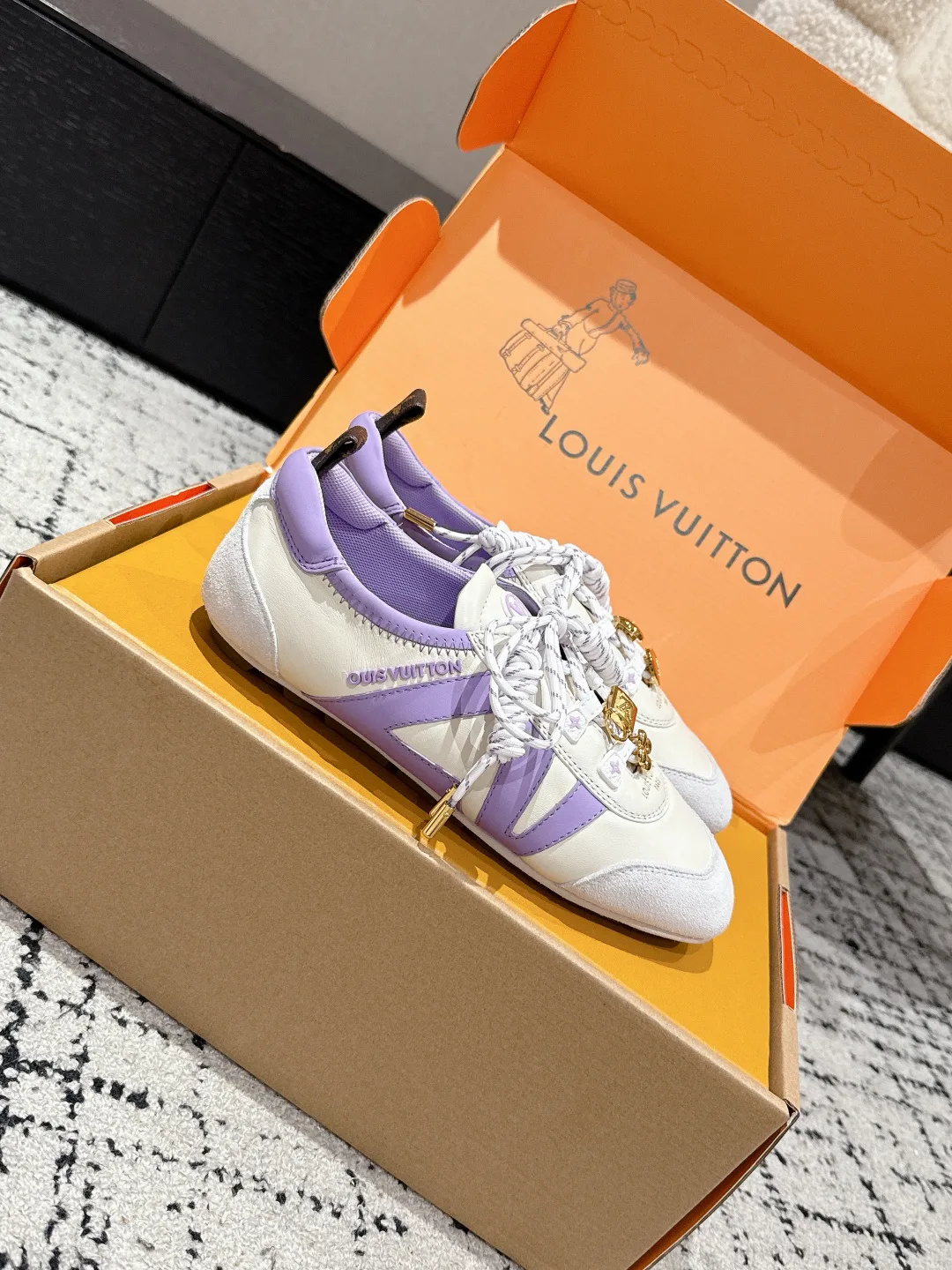 Кроссовки Женские Louis Vuitton 18409719