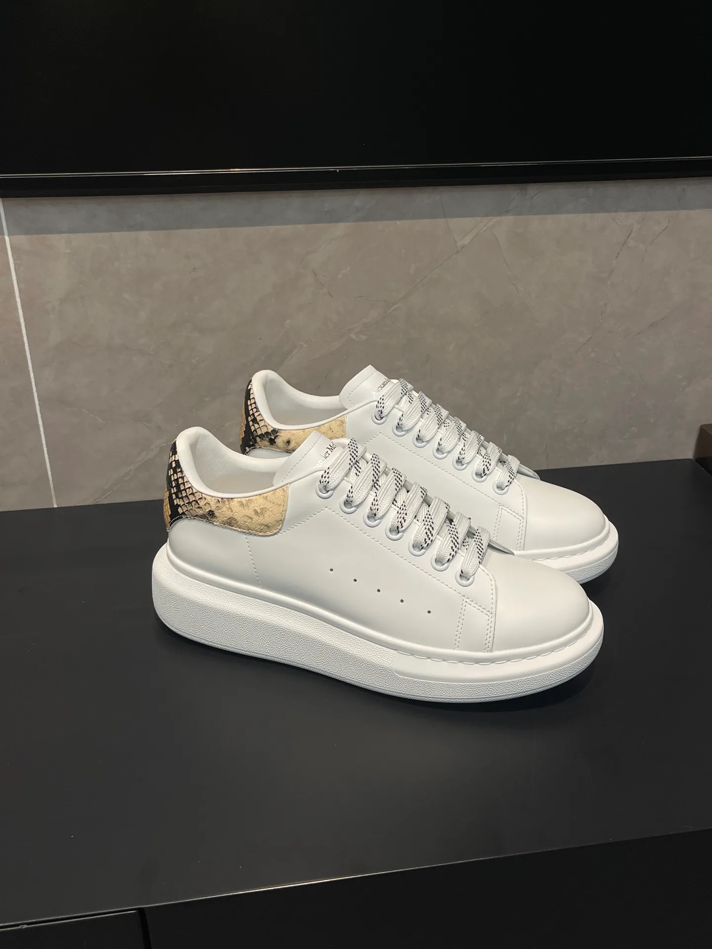 Кроссовки Женские Alexander Mcqueen 18363872