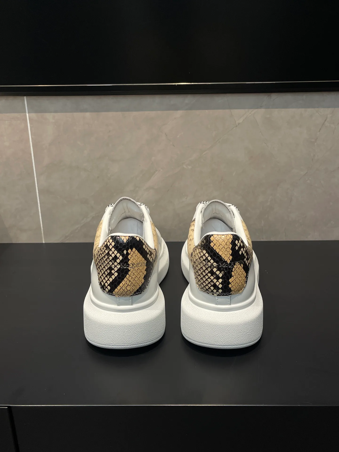 Кроссовки Женские Alexander Mcqueen 18363872