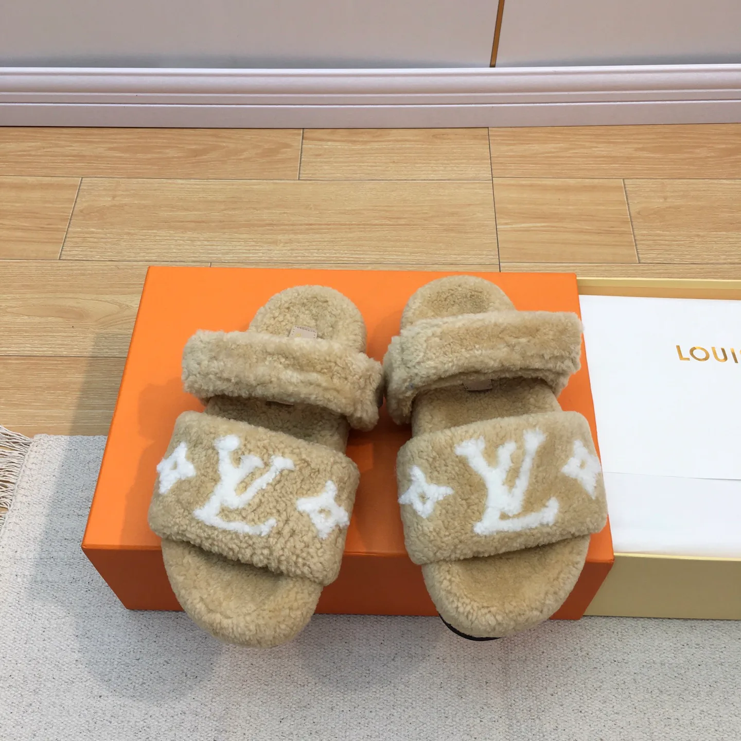 Тапочки Женские Louis Vuitton 19142507