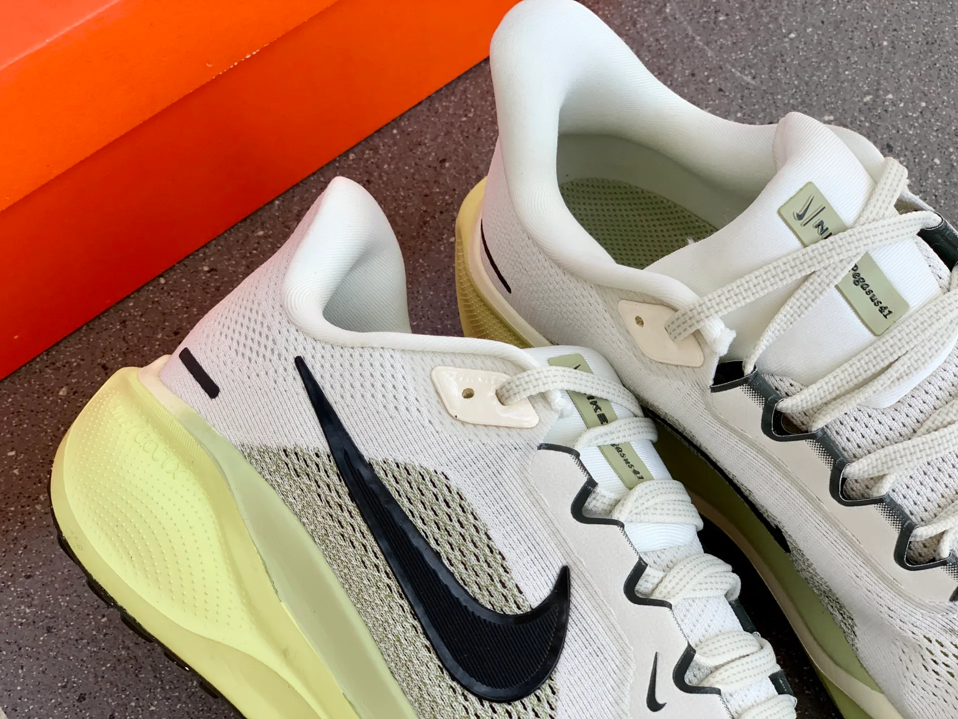 Кроссовки Женские Nike 230360