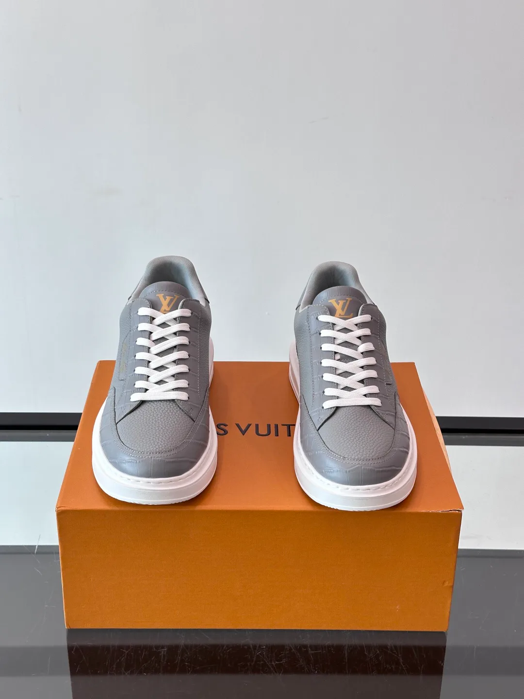 Кроссовки Женские Louis Vuitton 18400576