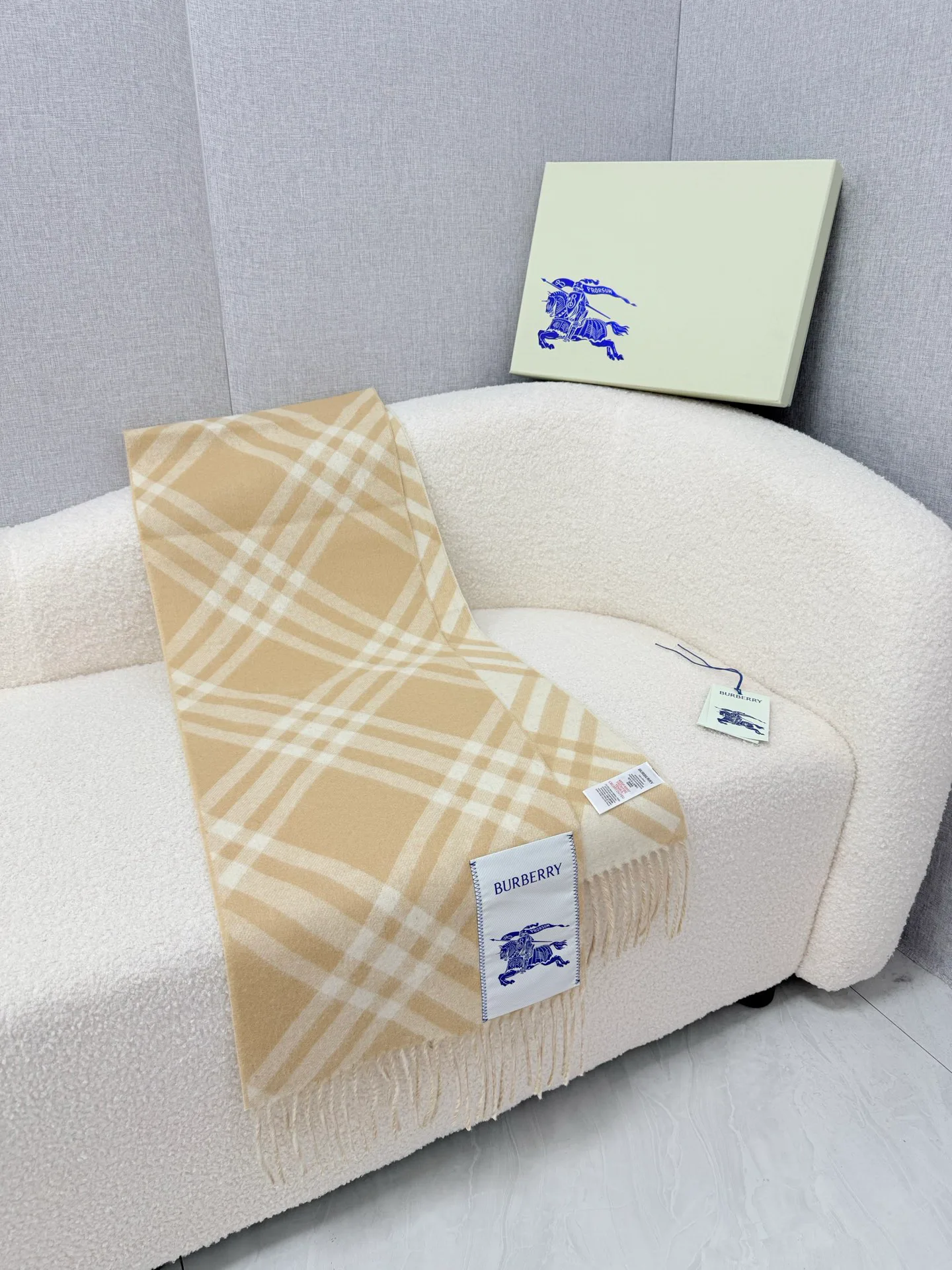 Шарфы Burberry 18322320