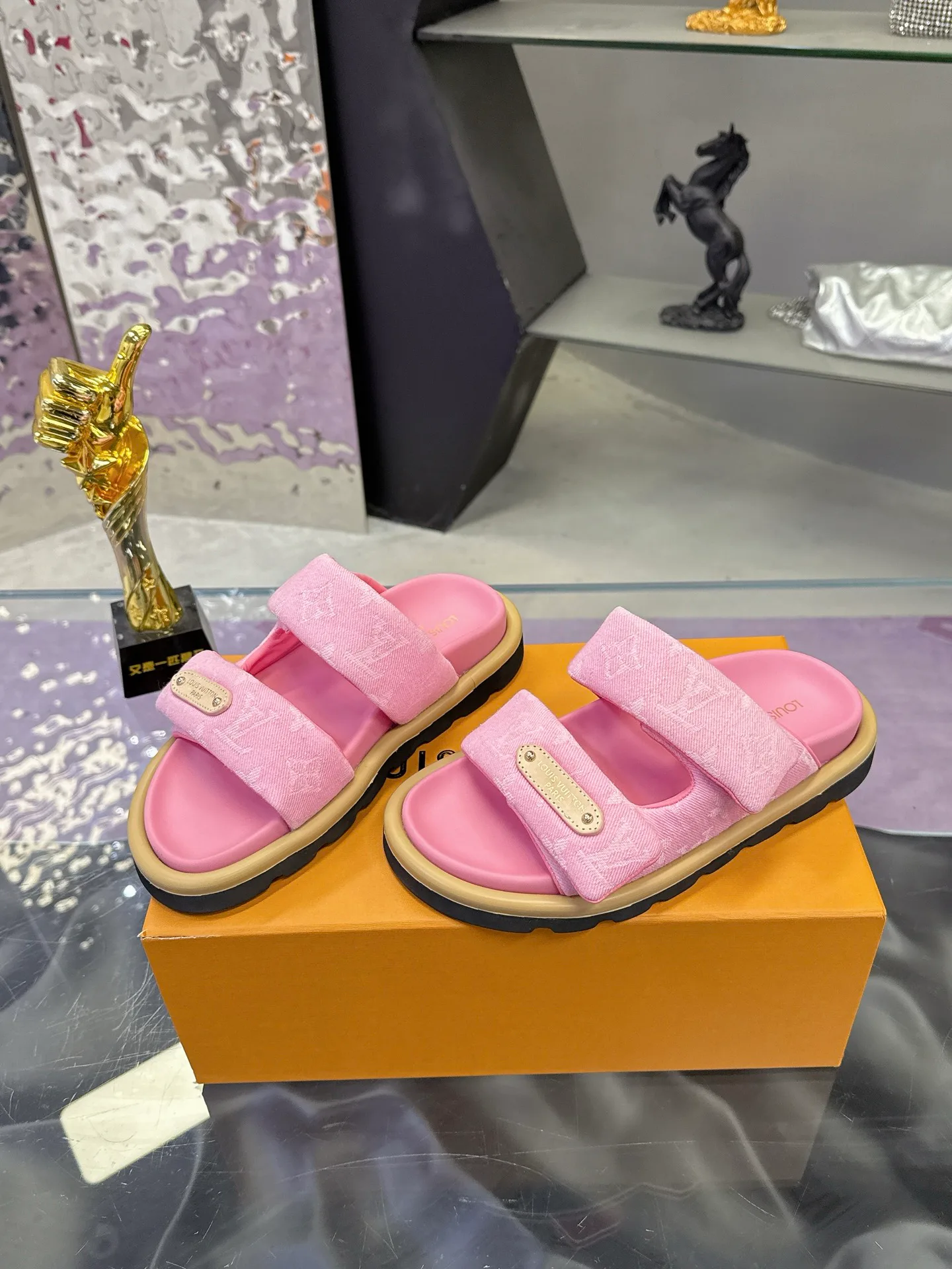 Шлепанцы Женские Louis Vuitton 17530465