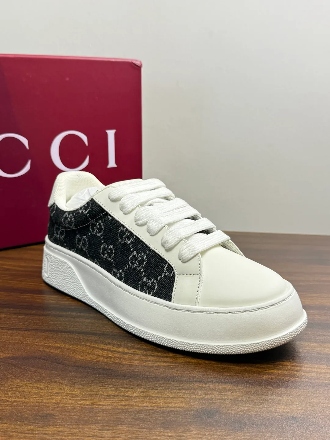 Кроссовки Женские Gucci 19678556