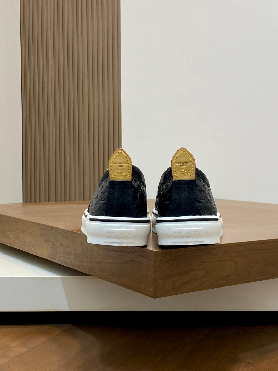 Кроссовки Мужские Louis Vuitton 18762350