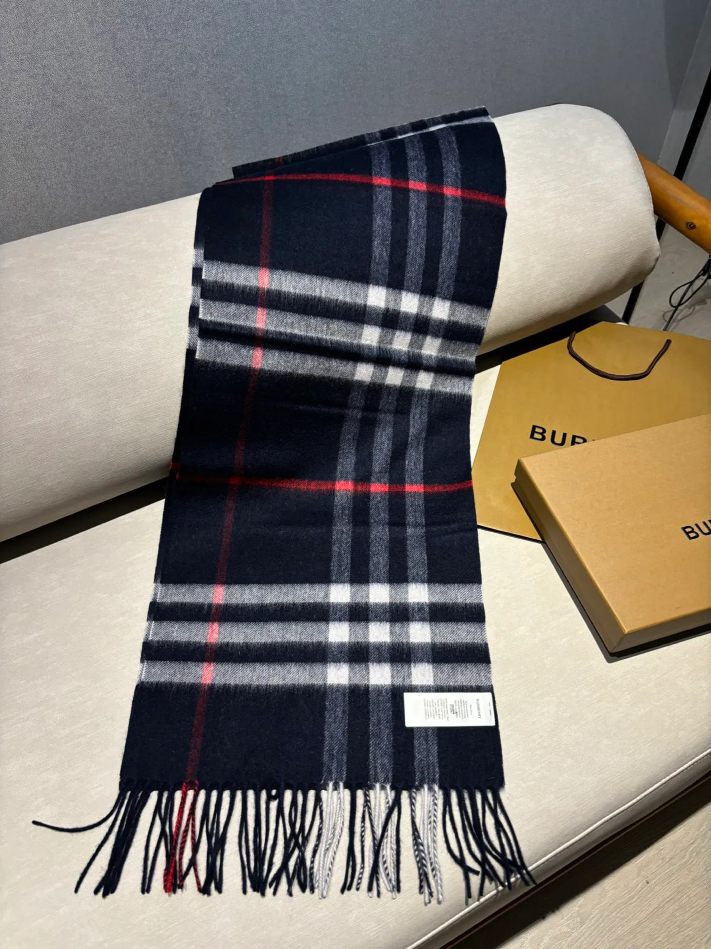 Шарфы Burberry 18507482