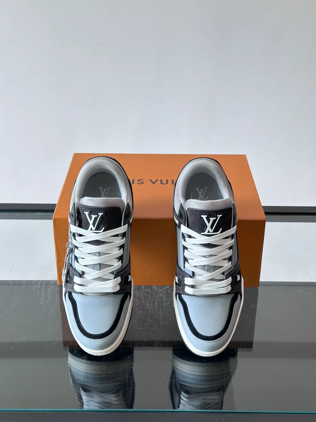 Кроссовки Женские Louis Vuitton 17914079