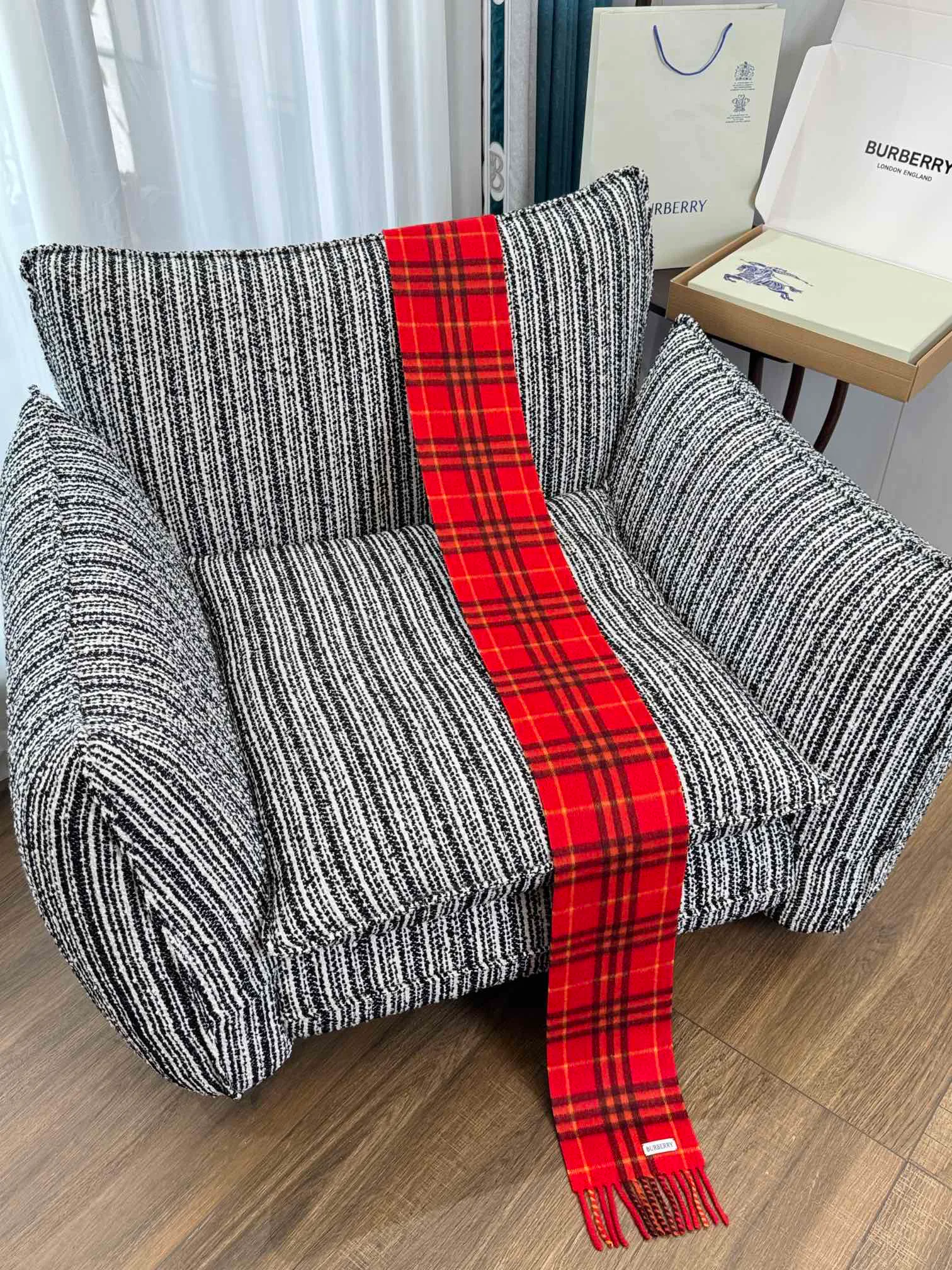 Шарфы Burberry 18287396