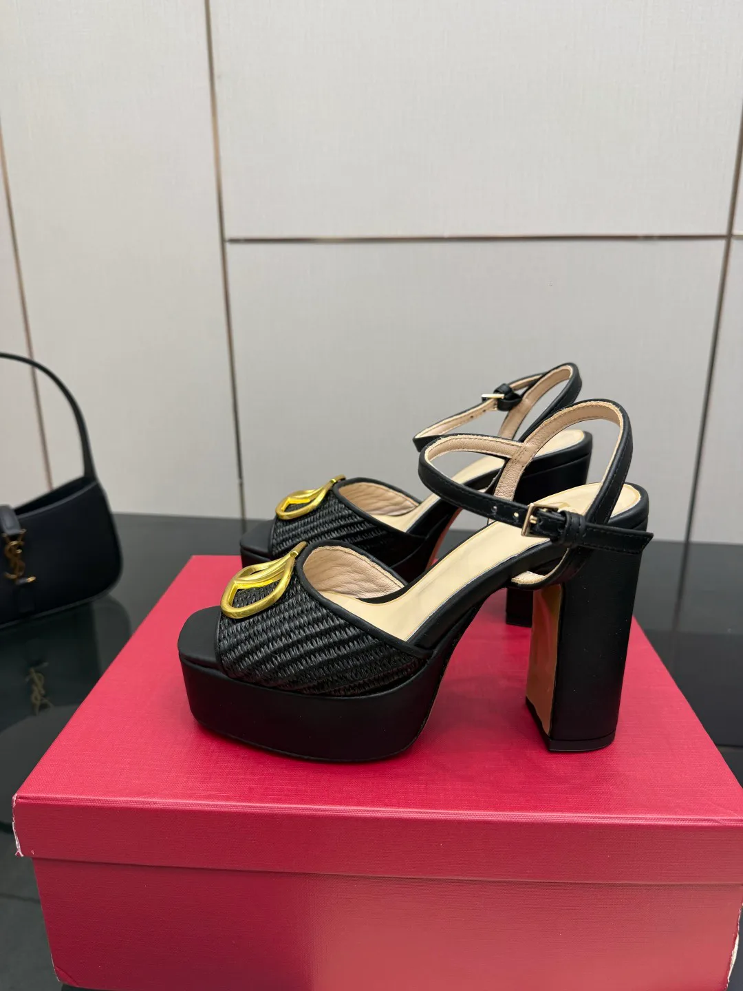 Босоножки Женские Valentino 13241319