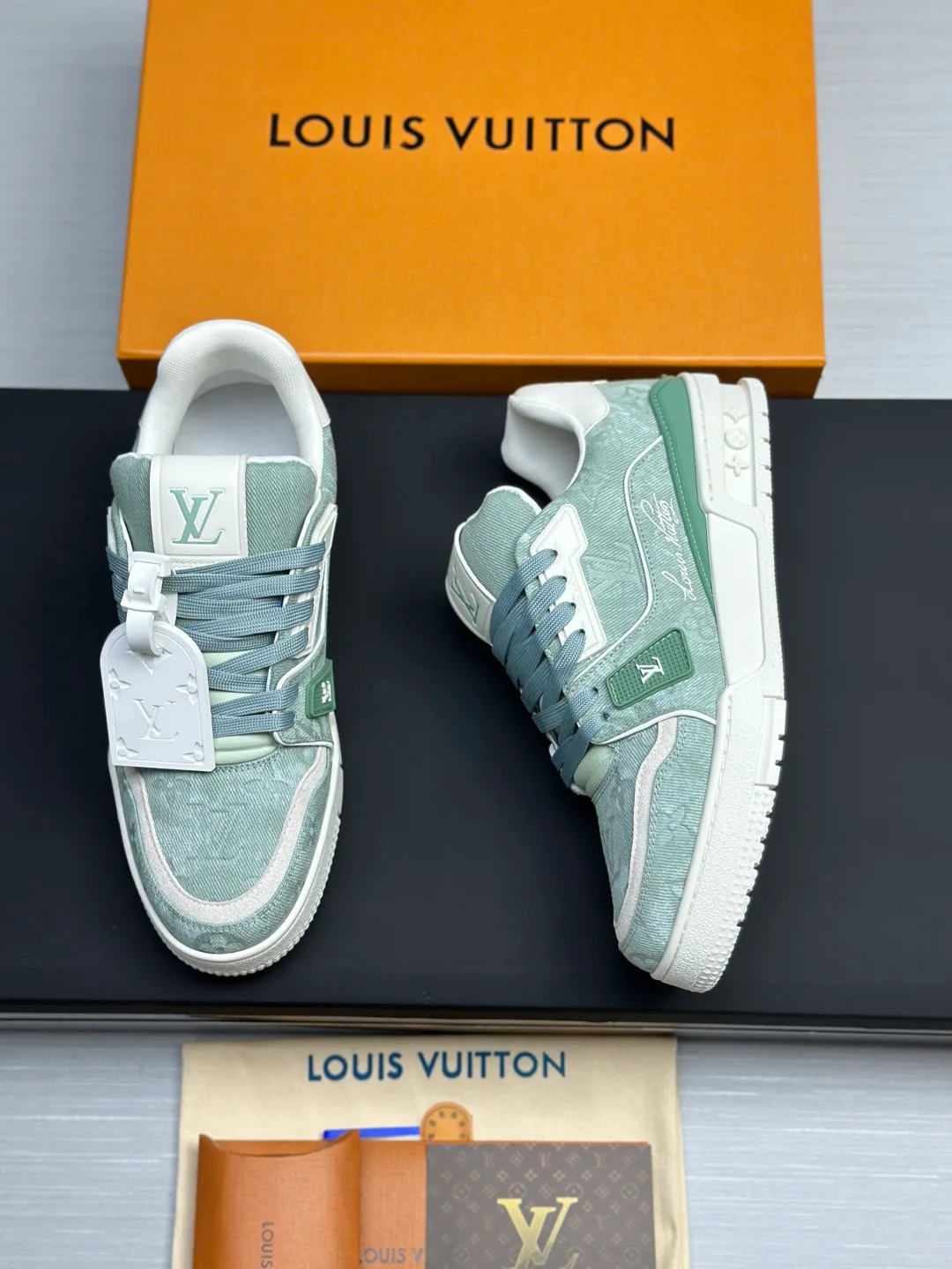 Кроссовки Женские Louis Vuitton 18011604