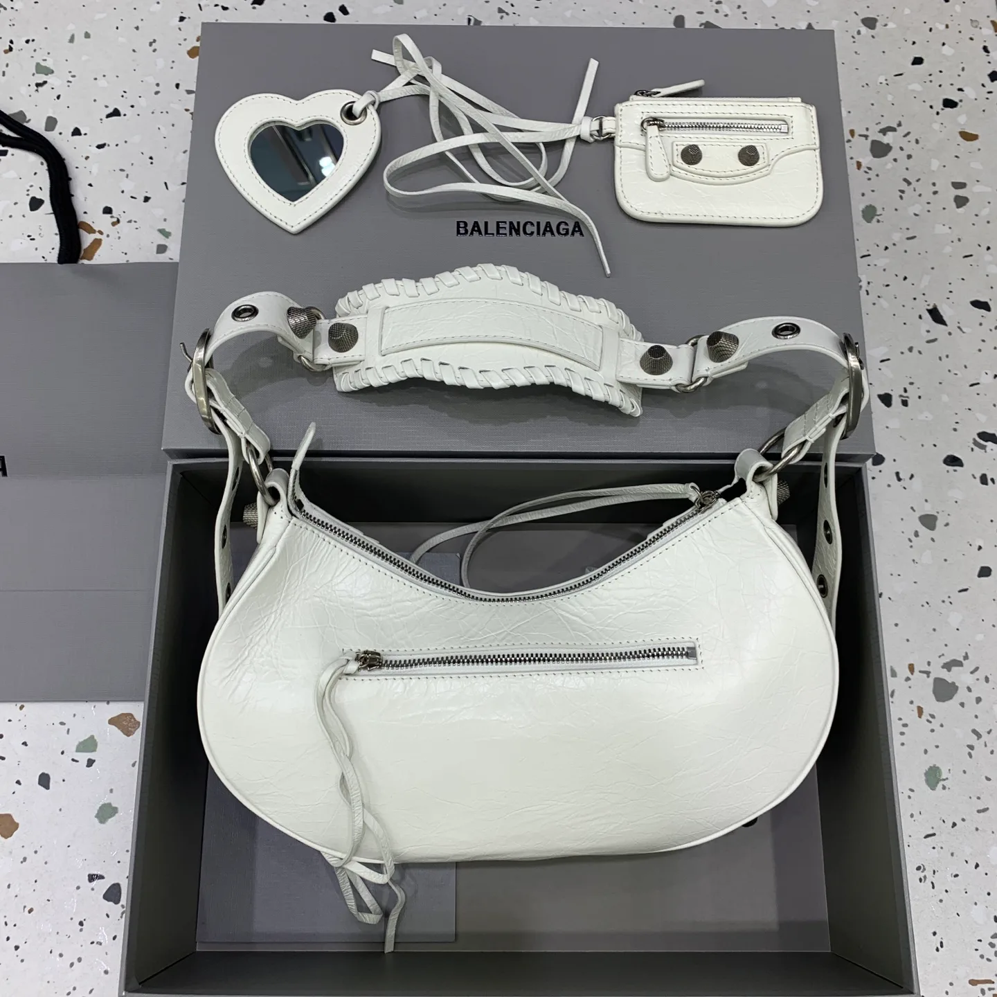 Сумки На Ремне Женские Balenciaga 11479407