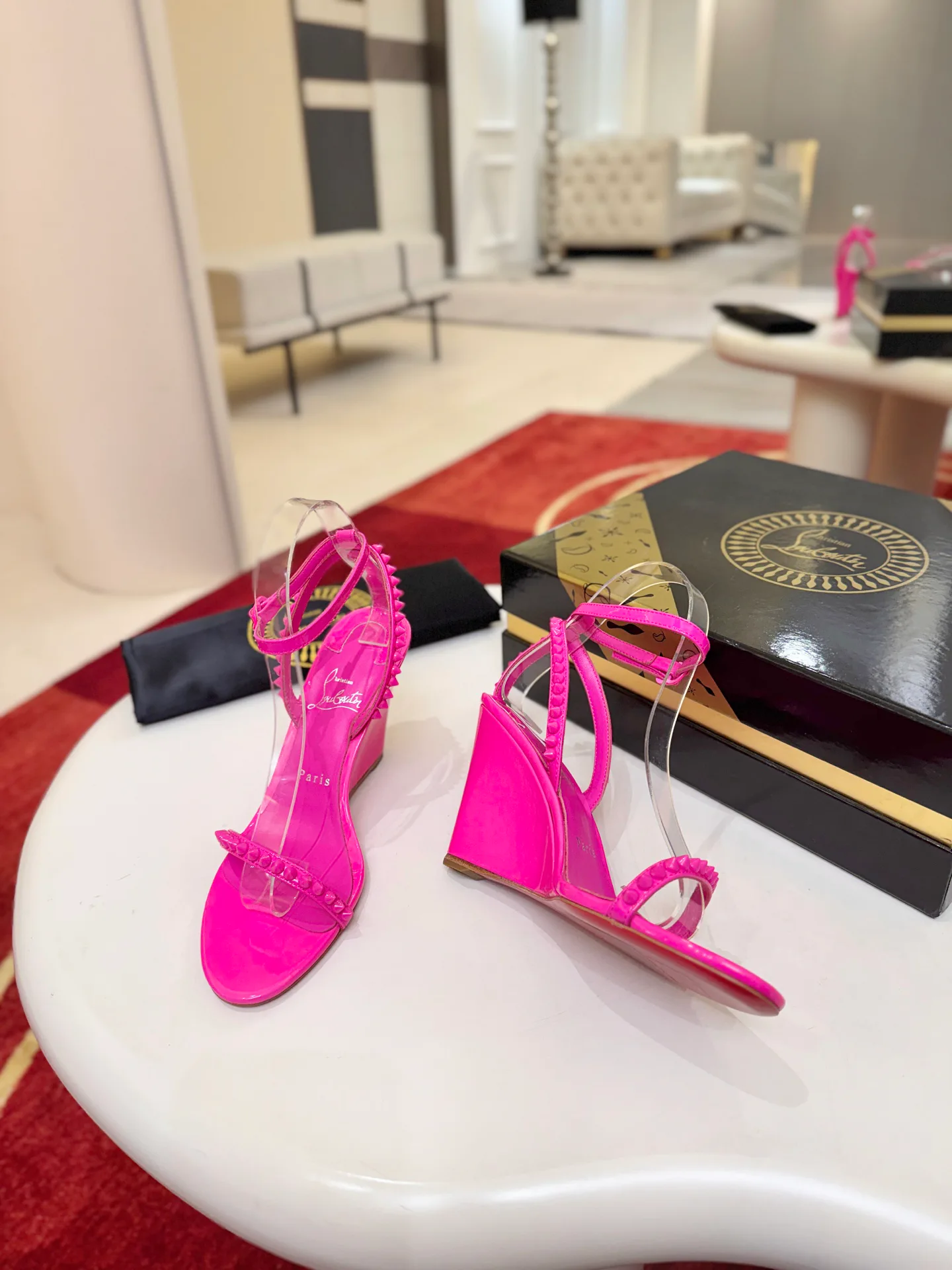 Босоножки Женские Christian Louboutin 18500919
