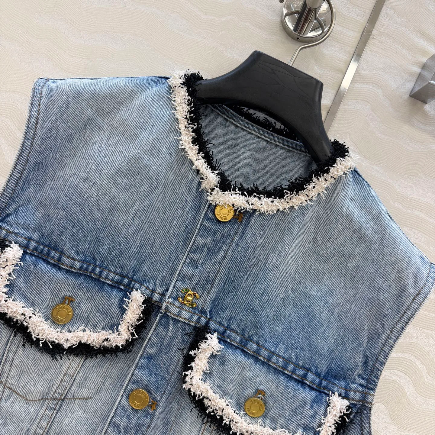 Жилеты Женские Chanel 18598835
