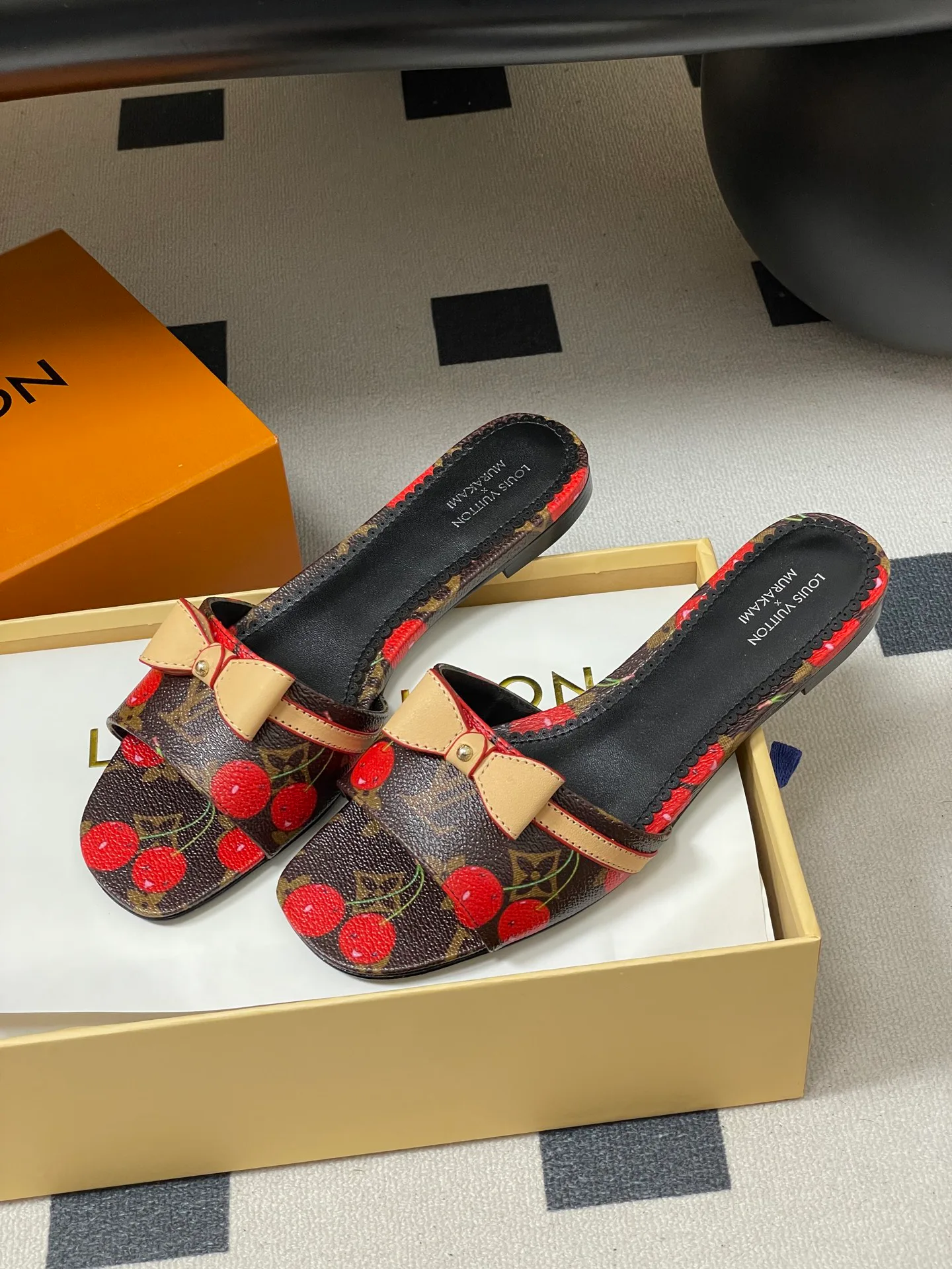Шлепанцы Женские Louis Vuitton 3361685