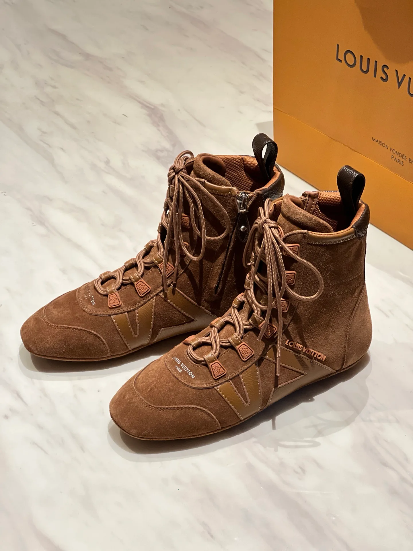Кроссовки Женские Louis Vuitton 18194175