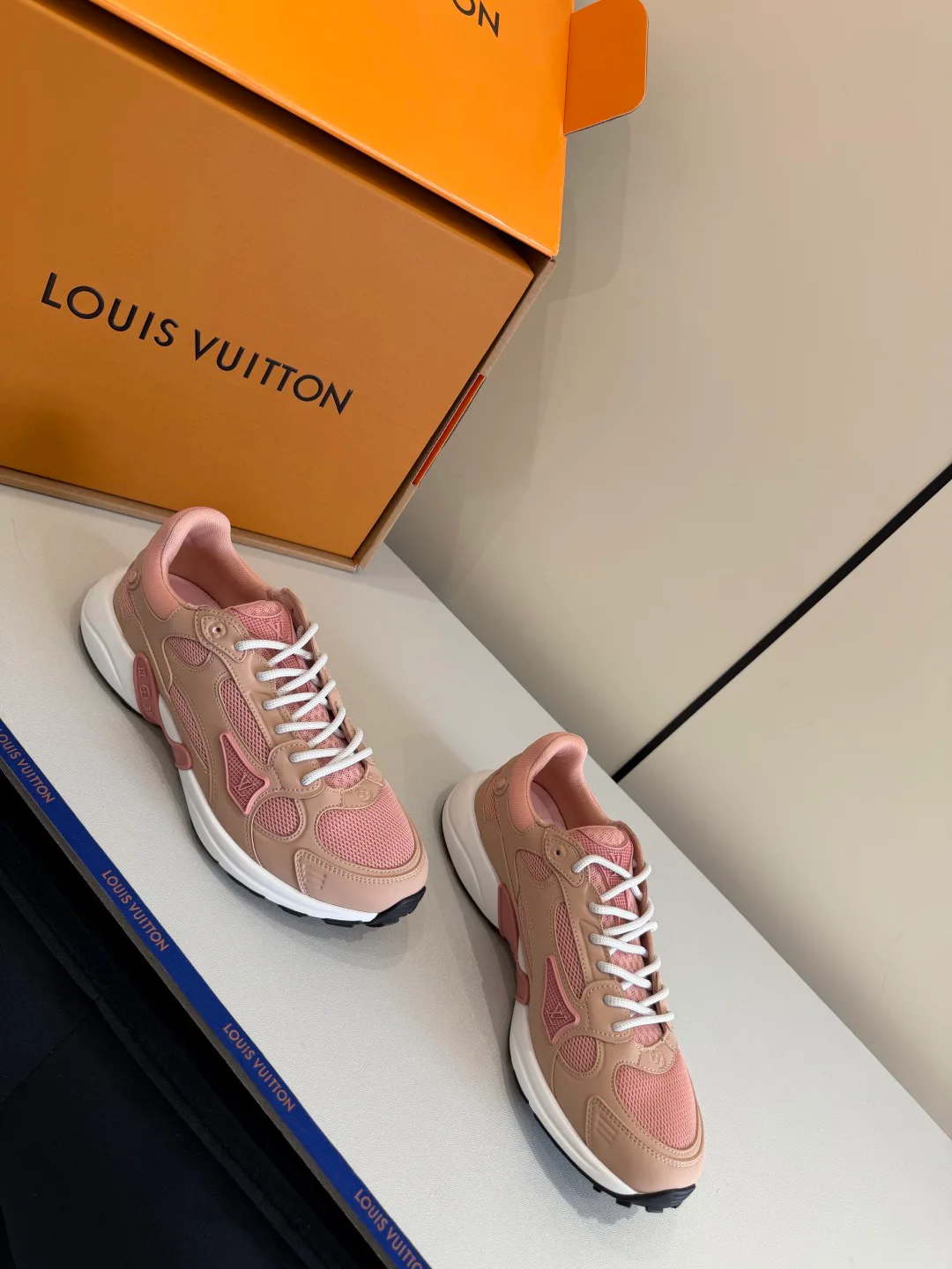 Кроссовки Женские Louis Vuitton 11497719