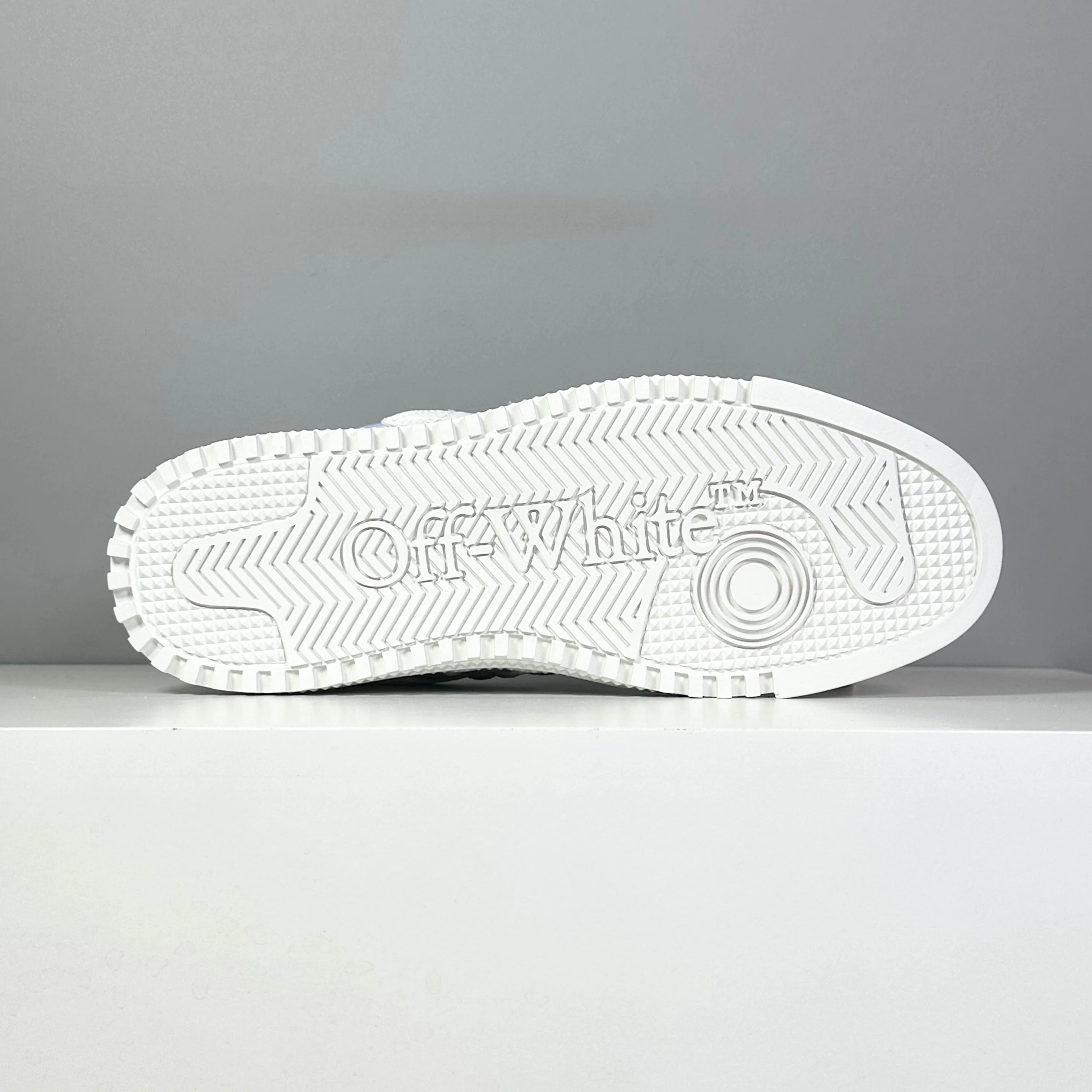 Кроссовки Женские Off-White 18039063