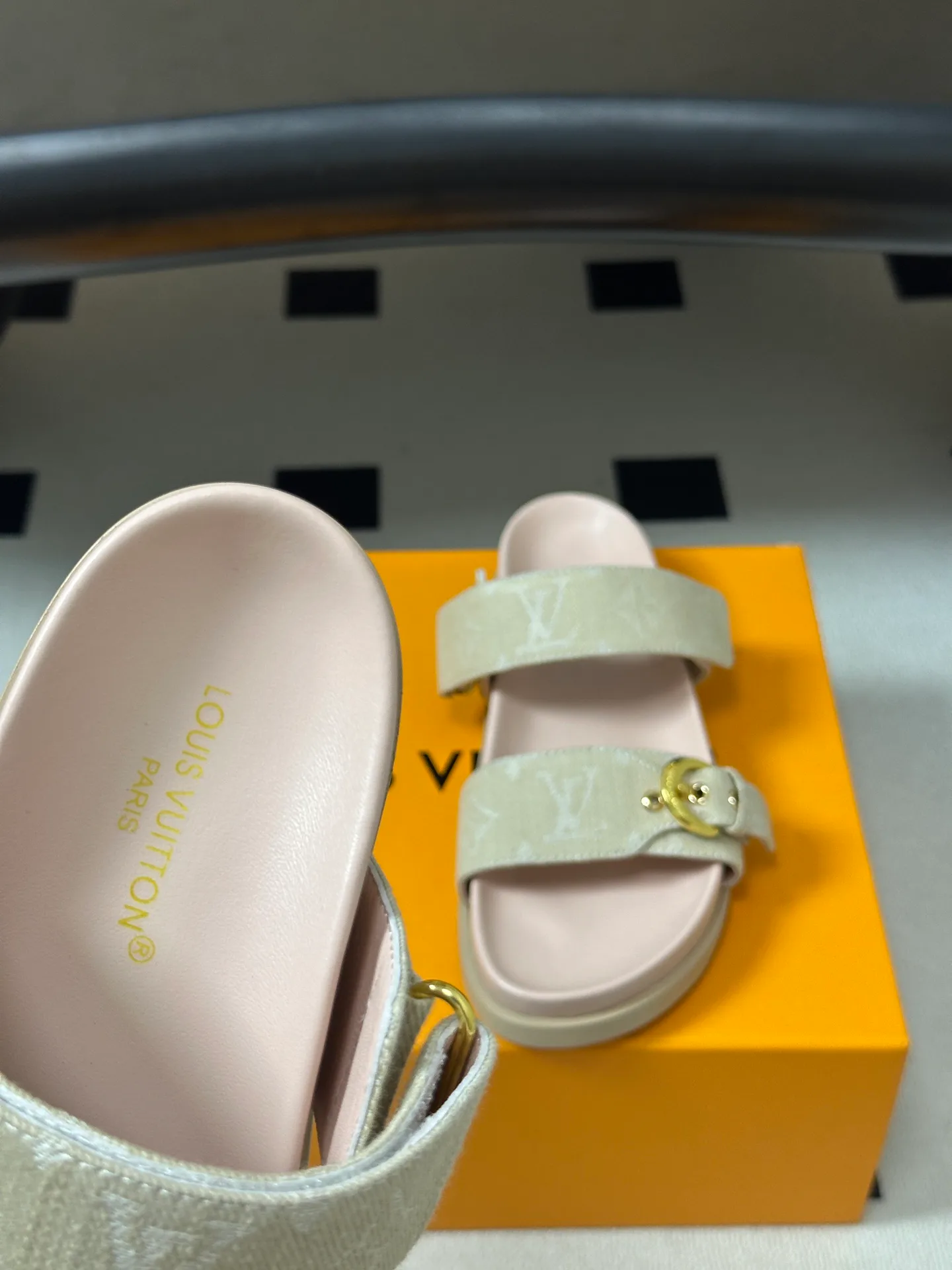 Шлепанцы Женские Louis Vuitton 18049598