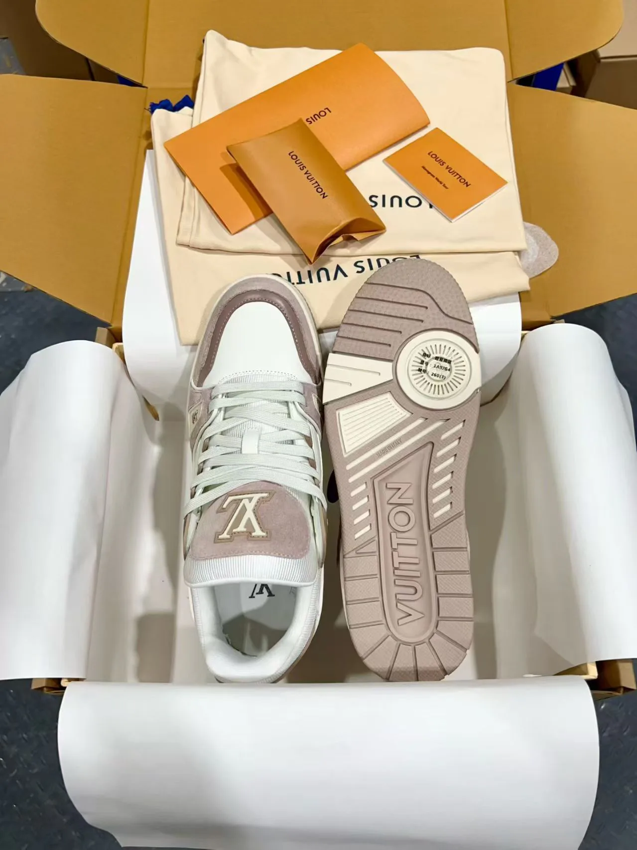 Кроссовки Женские Louis Vuitton 18170736