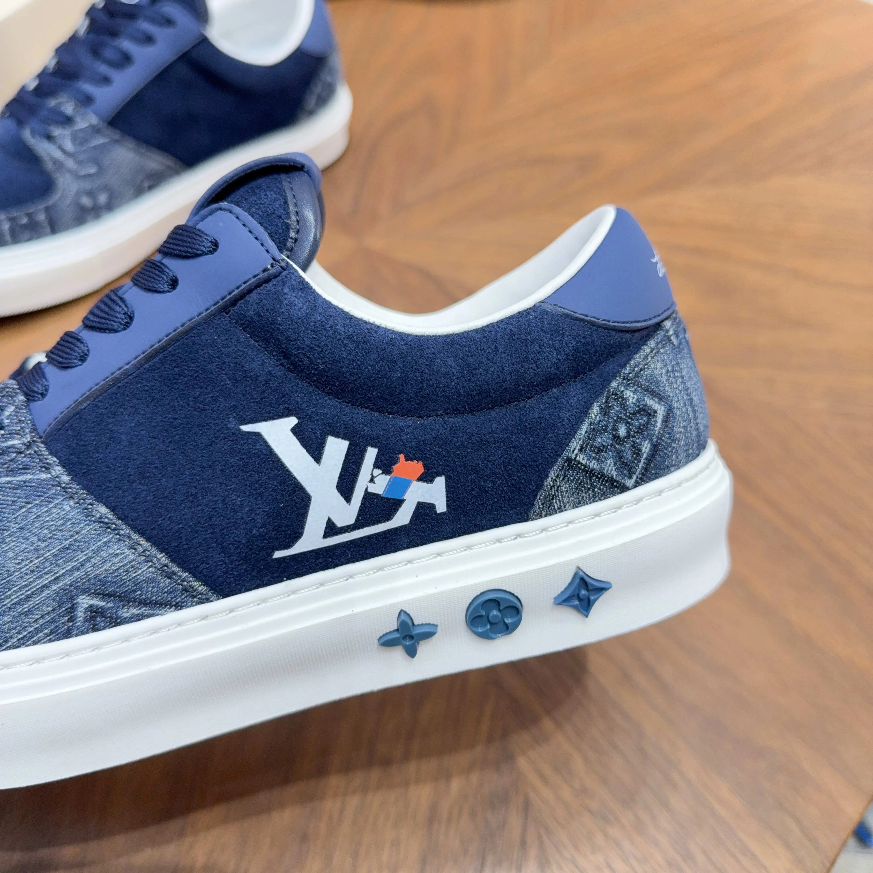 Кроссовки Мужские Louis Vuitton 17921395