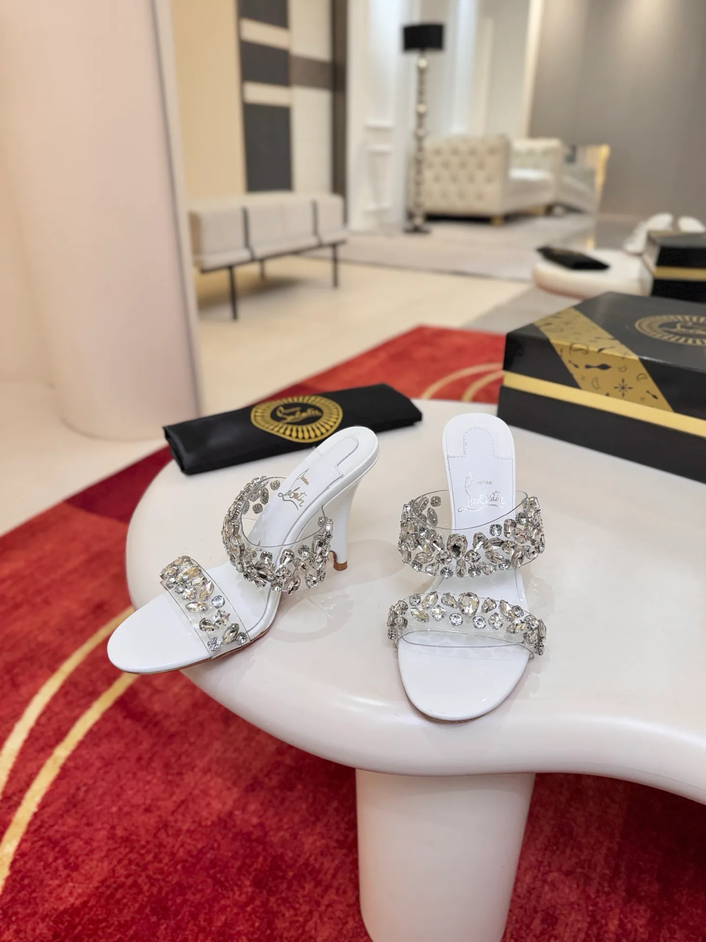 Босоножки Женские Christian Louboutin 18549159
