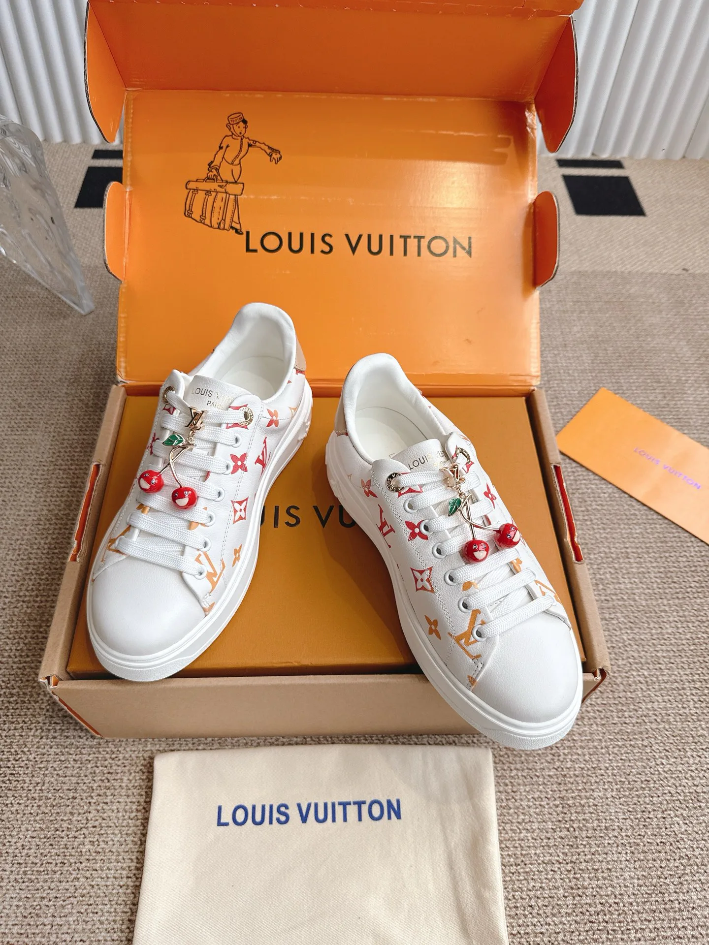 Кроссовки Женские Louis Vuitton 18857110