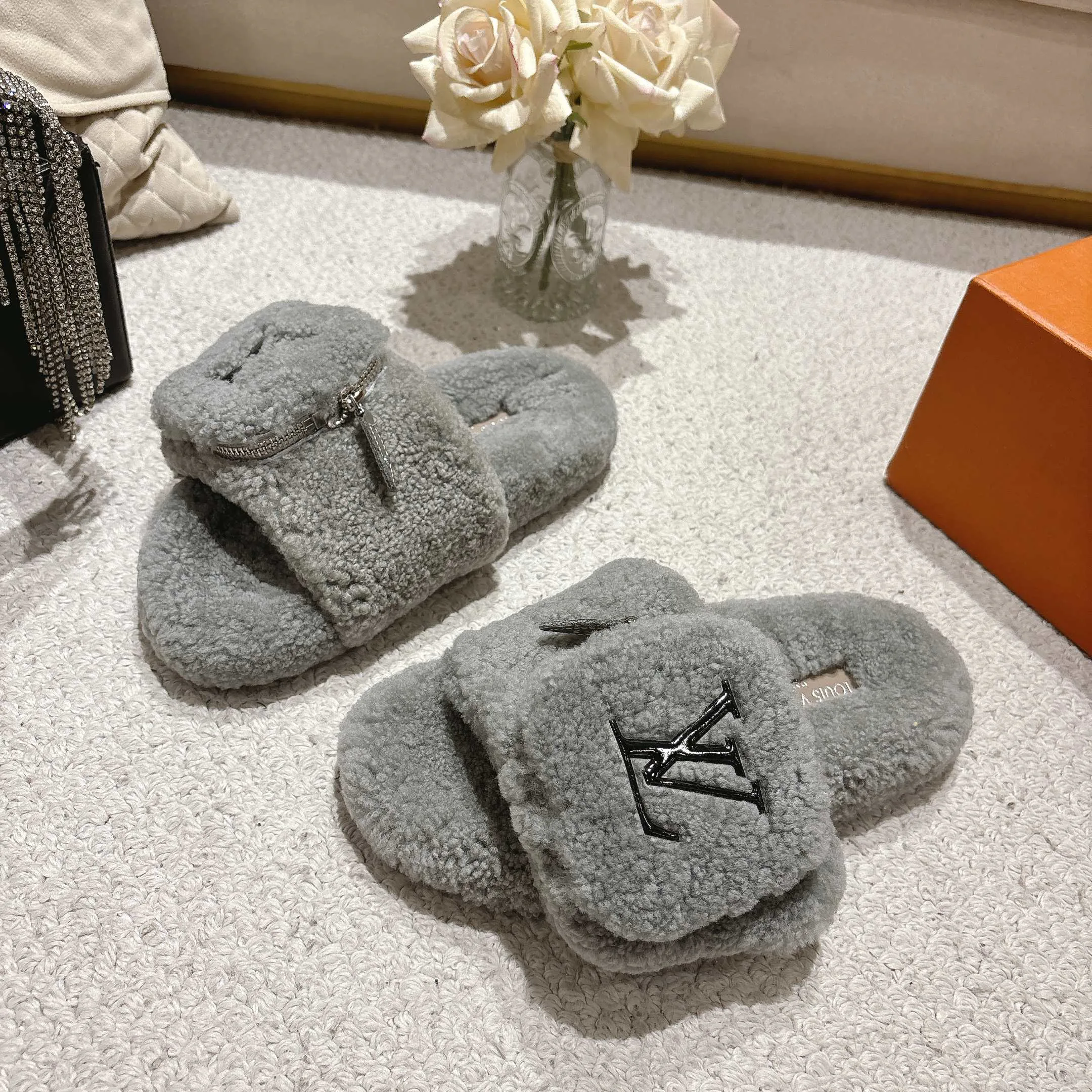 Тапочки Женские Louis Vuitton 17957254
