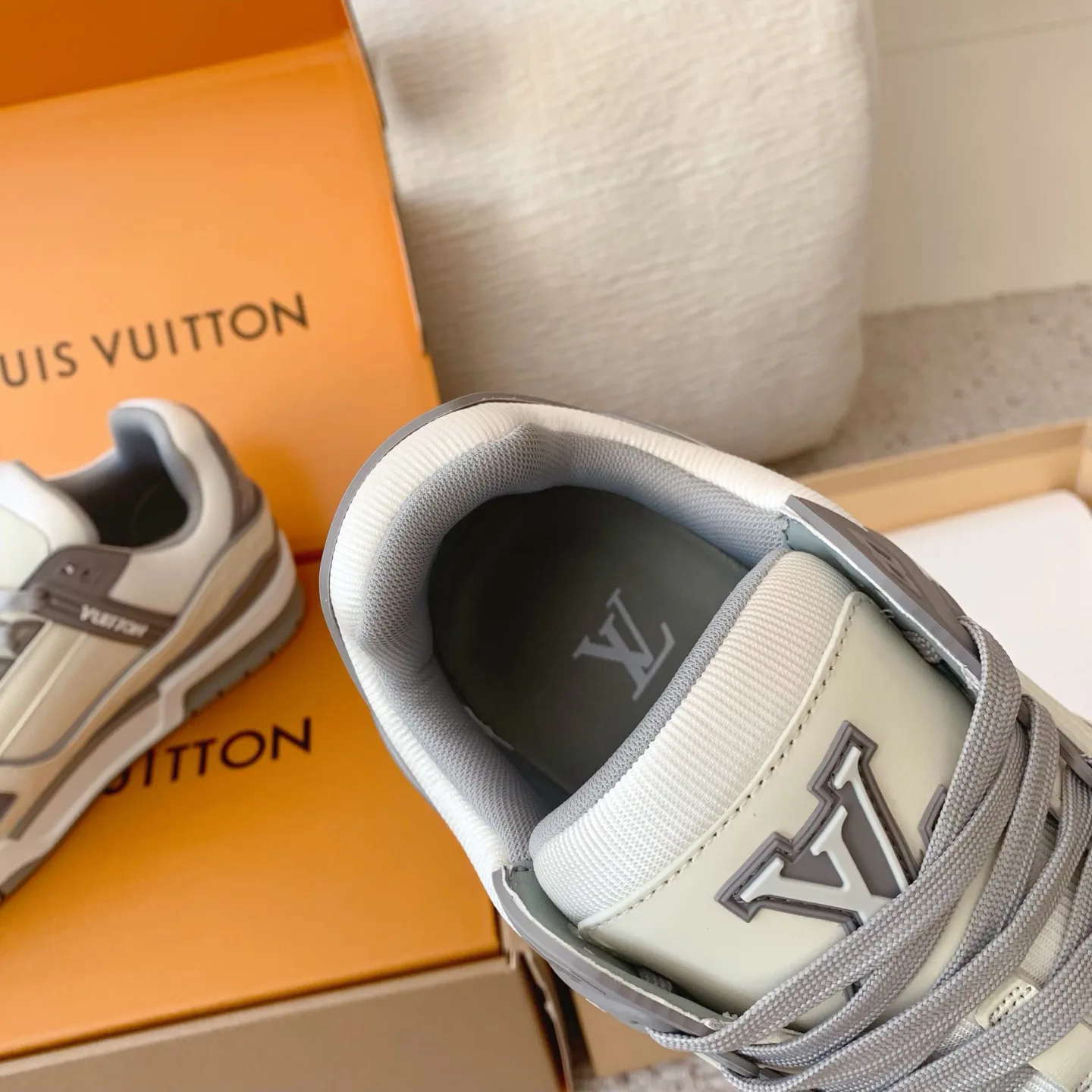 Кроссовки Женские Louis Vuitton 18258368