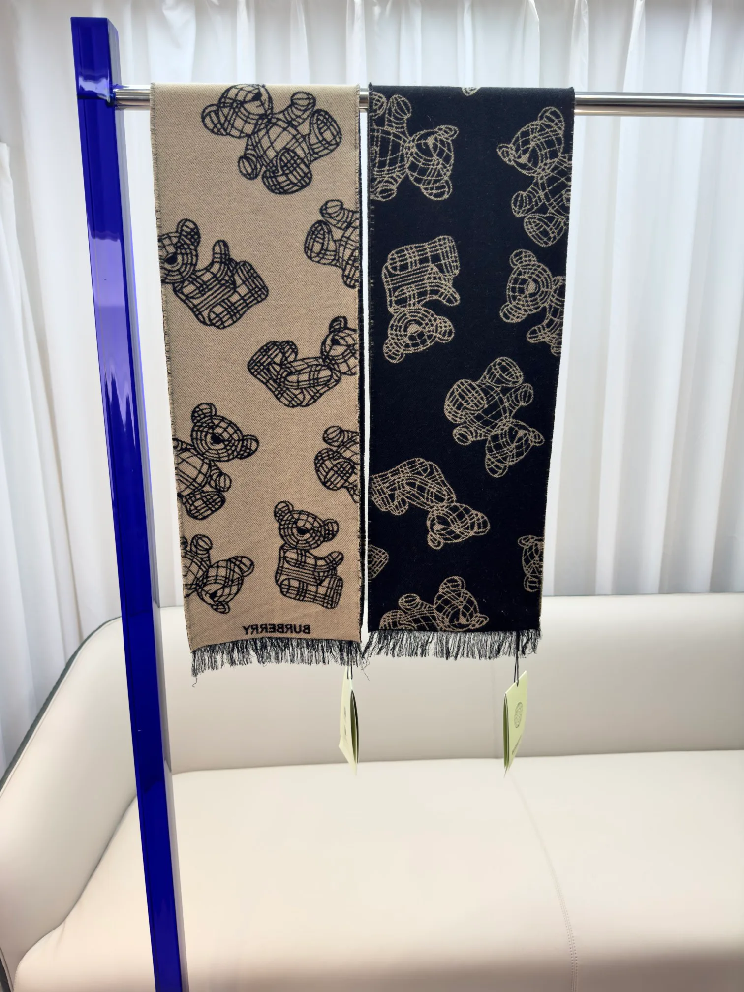 Шарфы Burberry 3999