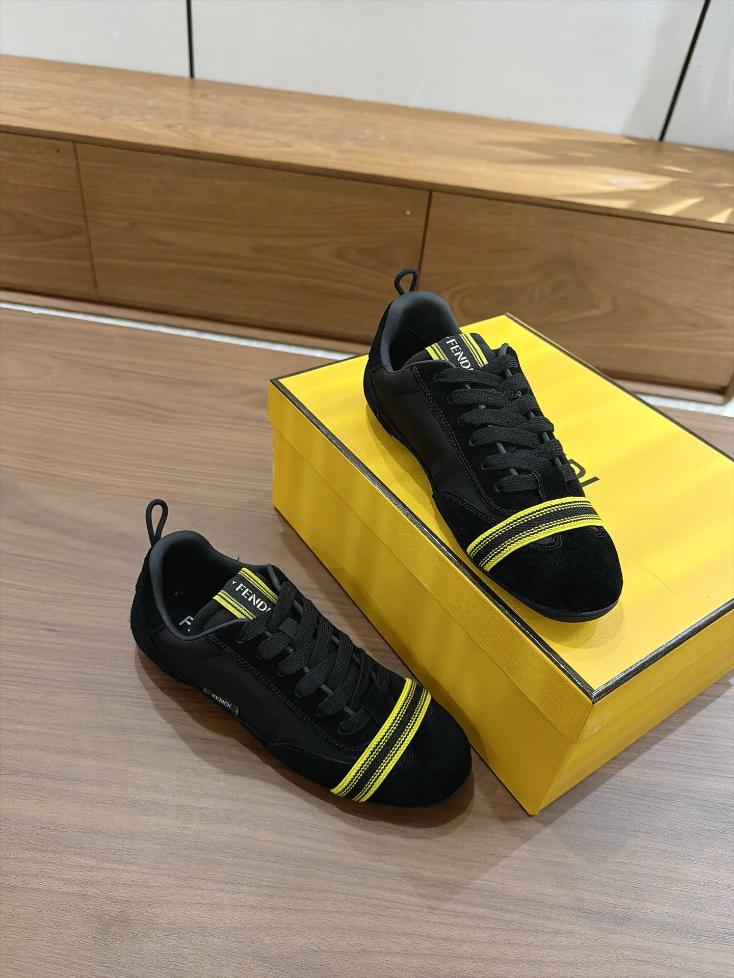 Кроссовки Женские Fendi 18373650