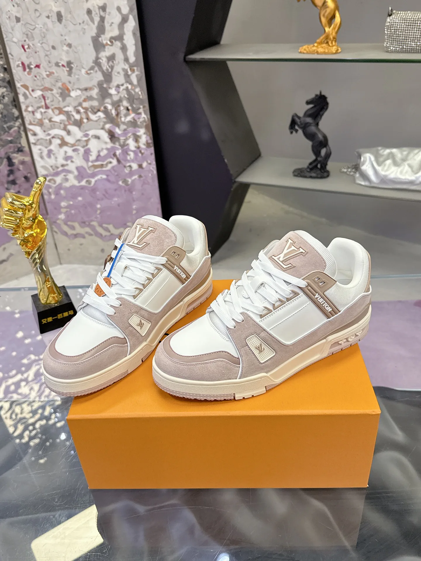 Кроссовки Женские Louis Vuitton 18104015
