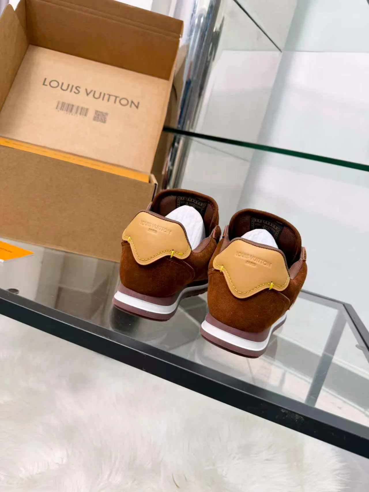 Кроссовки Женские Louis Vuitton 18417396