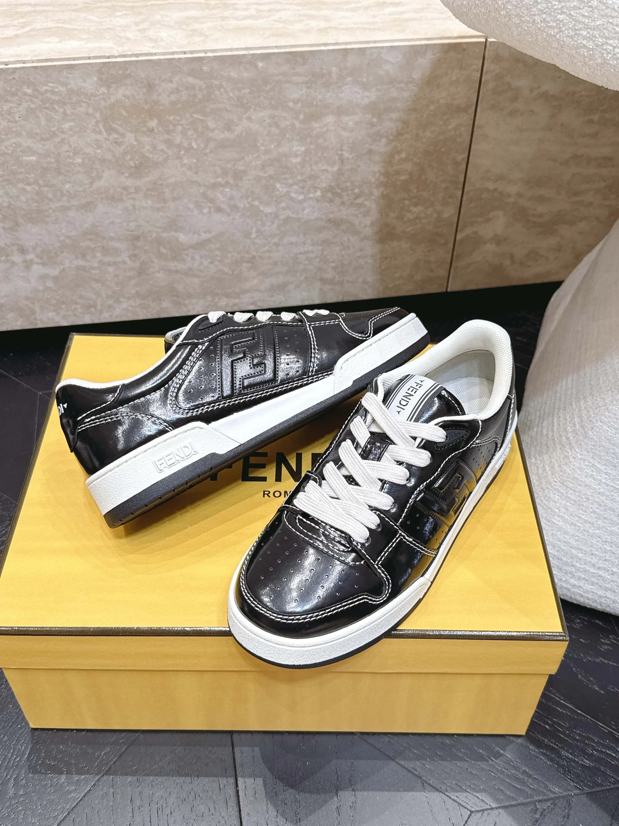 Кроссовки Женские Fendi 17682041