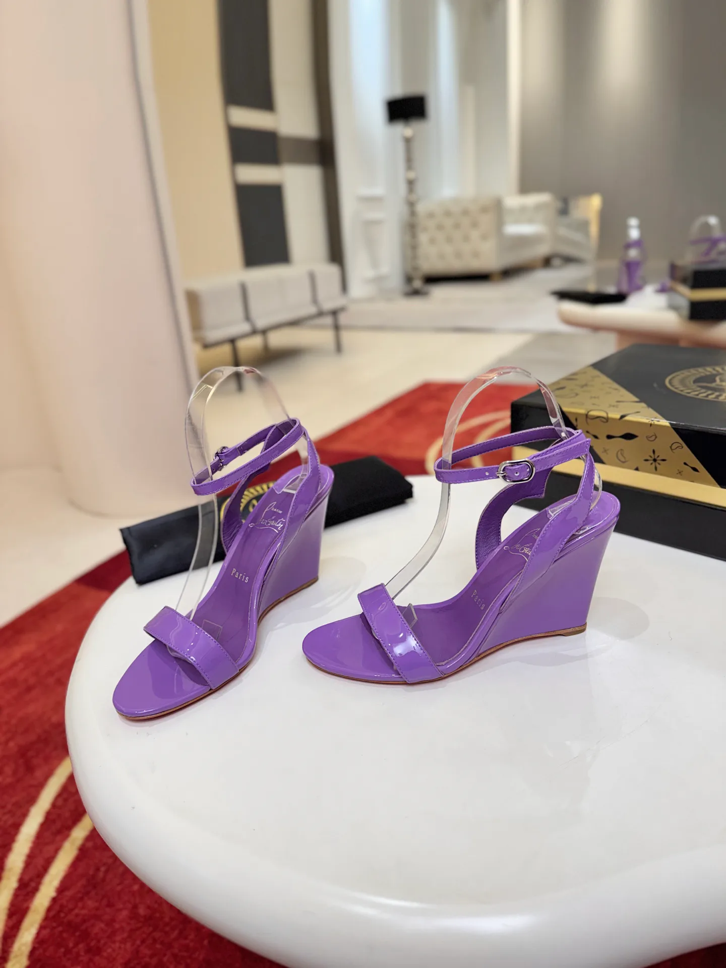 Босоножки Женские Christian Louboutin 18500927