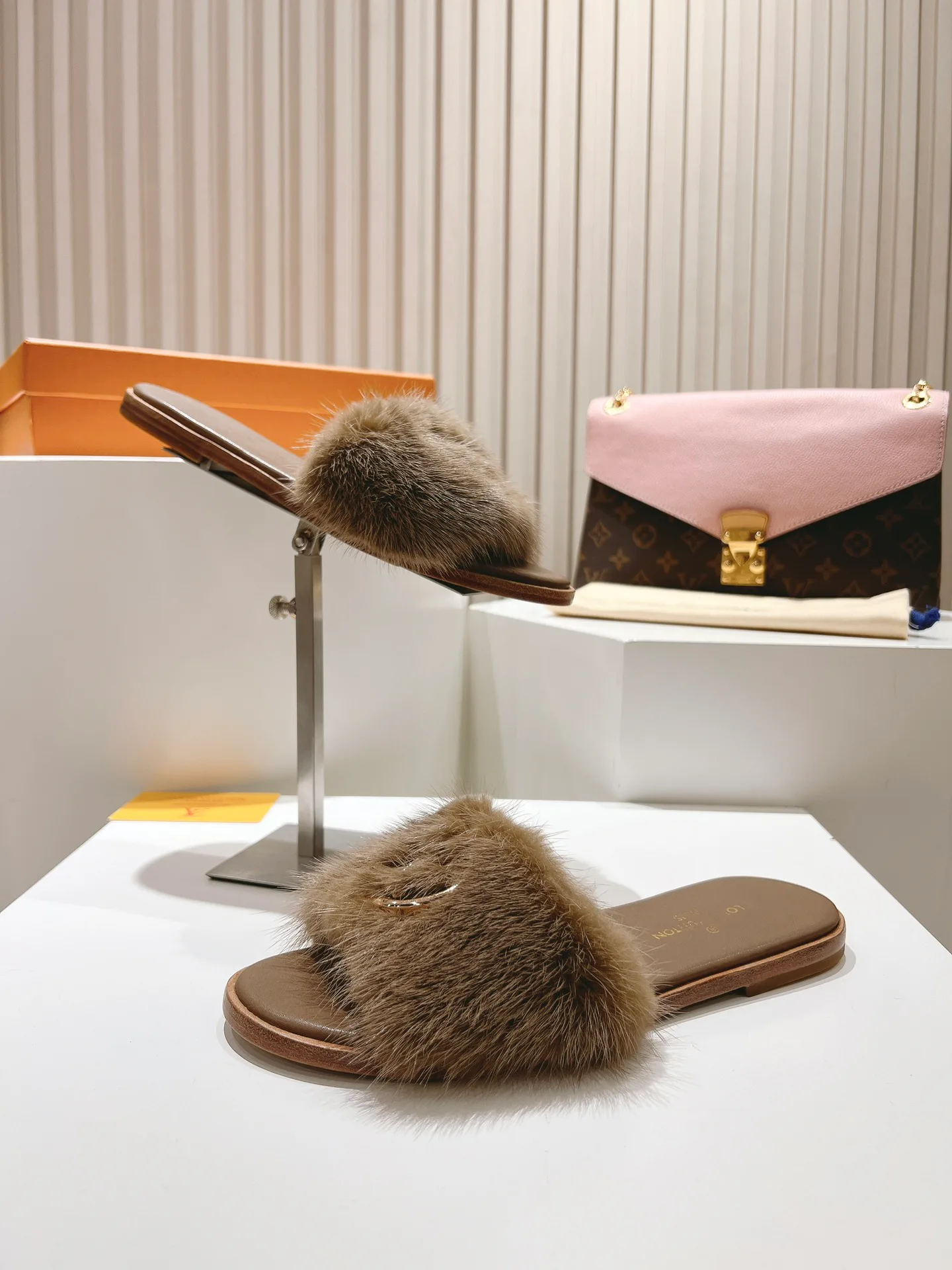 Шлепанцы Женские Louis Vuitton 11190738