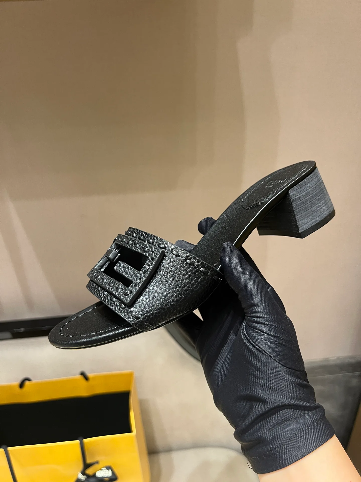 Шлепанцы Женские Fendi 17594299