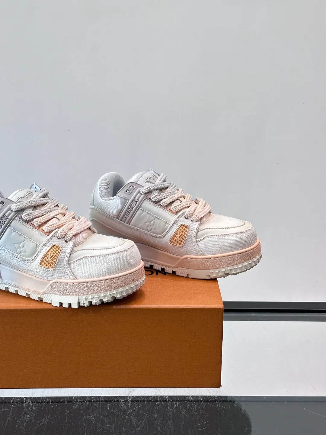 Кроссовки Женские Louis Vuitton 13580305