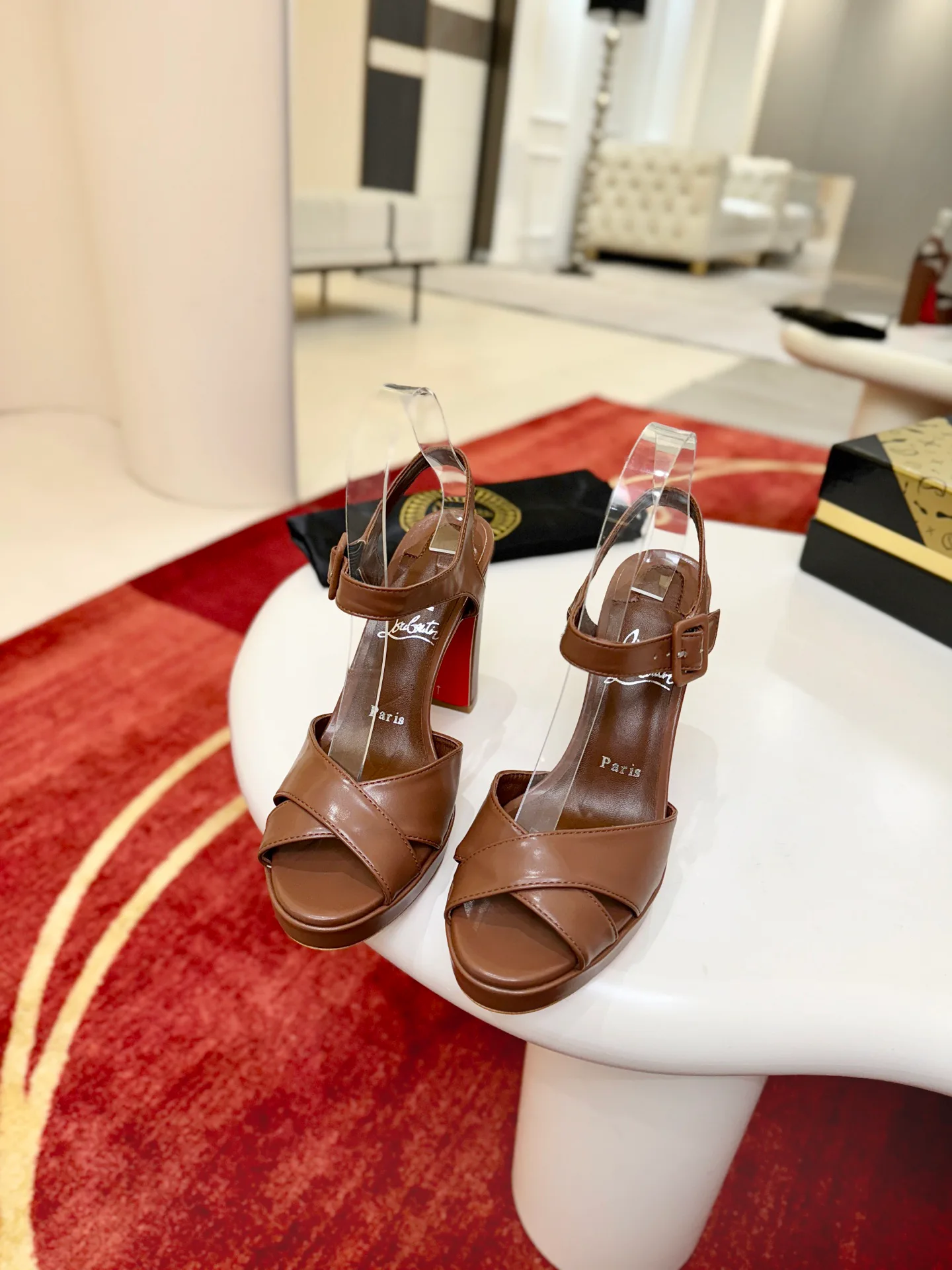 Босоножки Женские Christian Louboutin 18821532