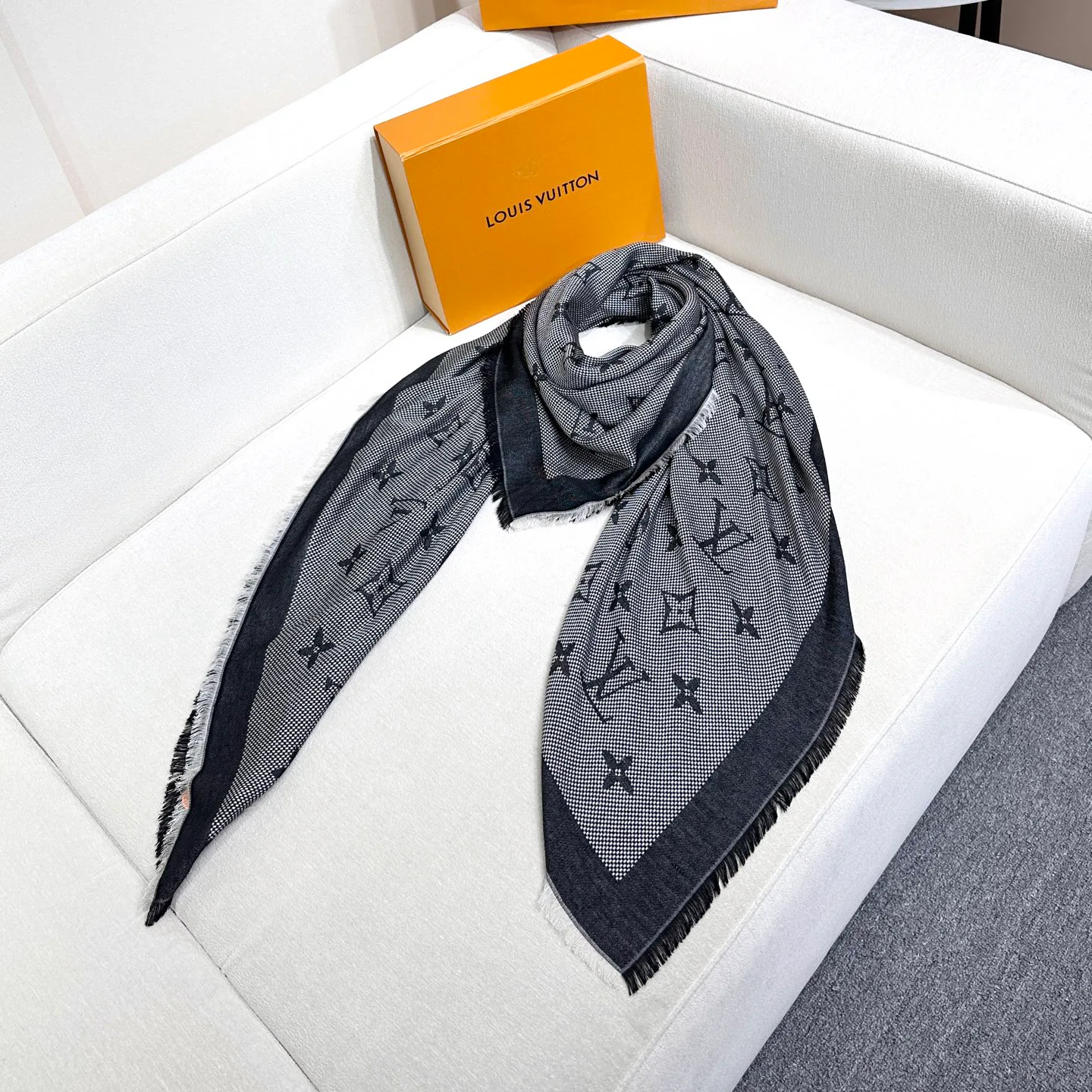 Шарфы Louis Vuitton 18627210