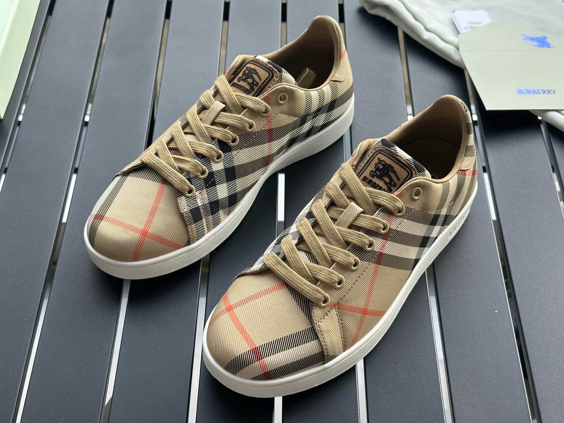 Кроссовки Женские Burberry 17420312
