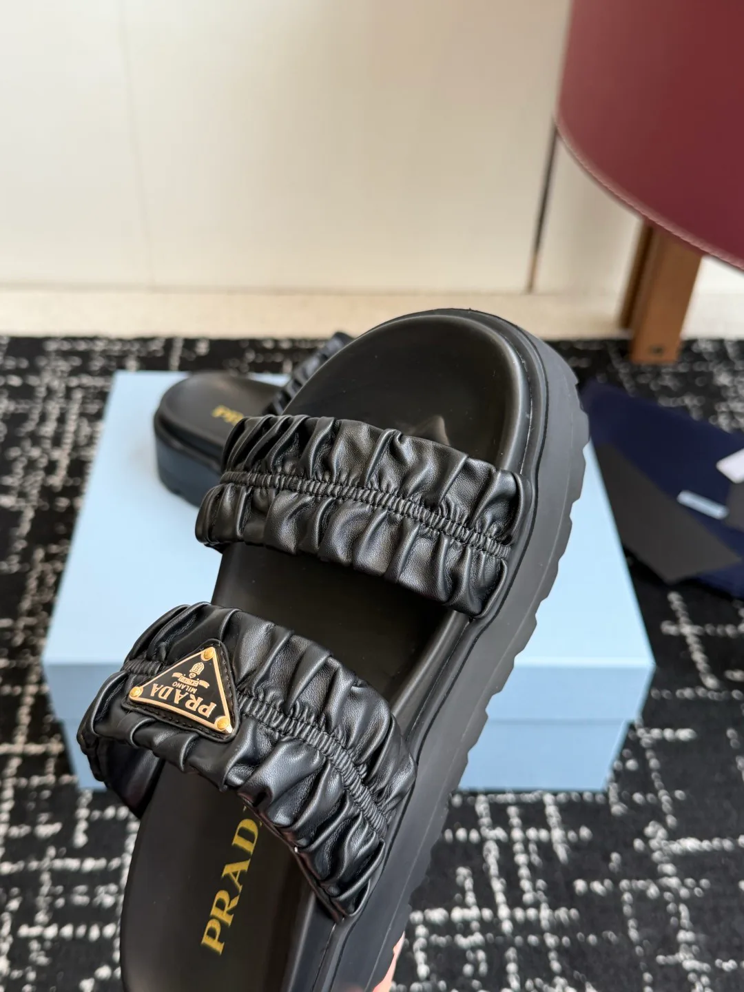 Шлепанцы Женские Prada 13559228