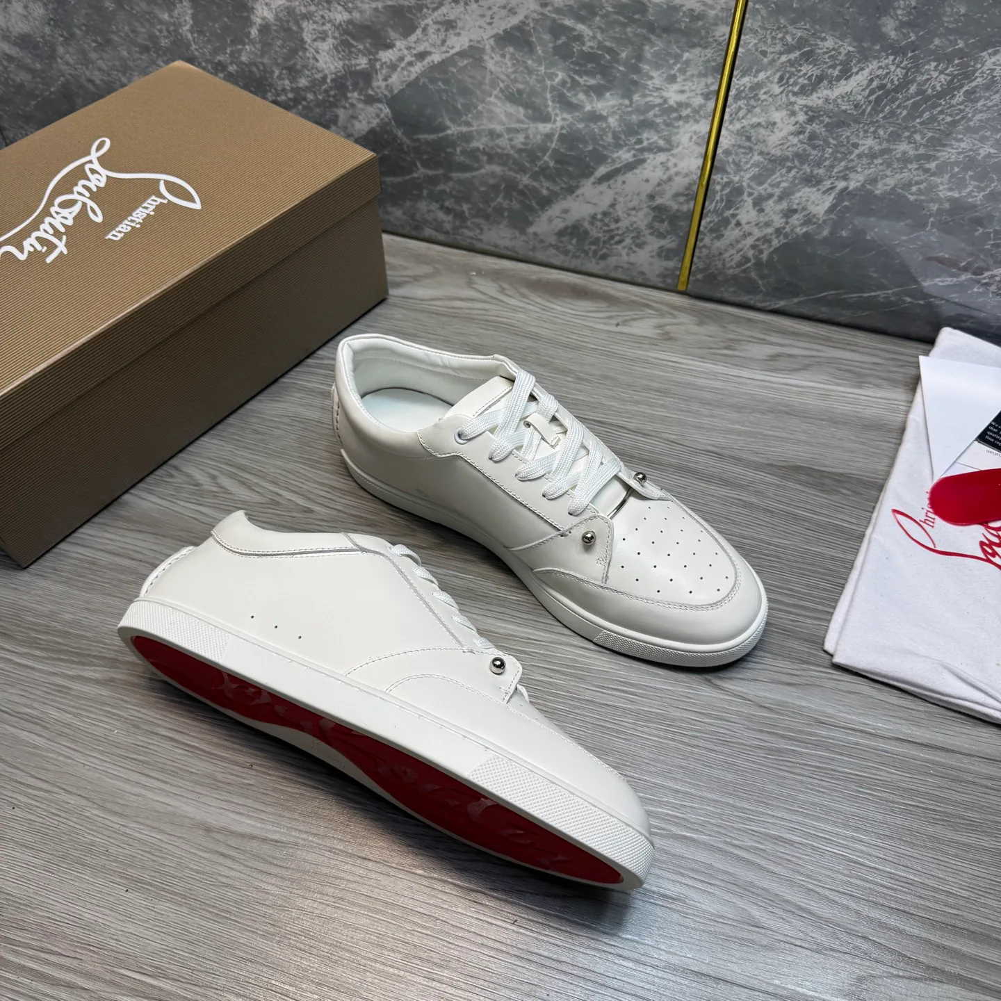 Кроссовки Женские Christian Louboutin 18719687