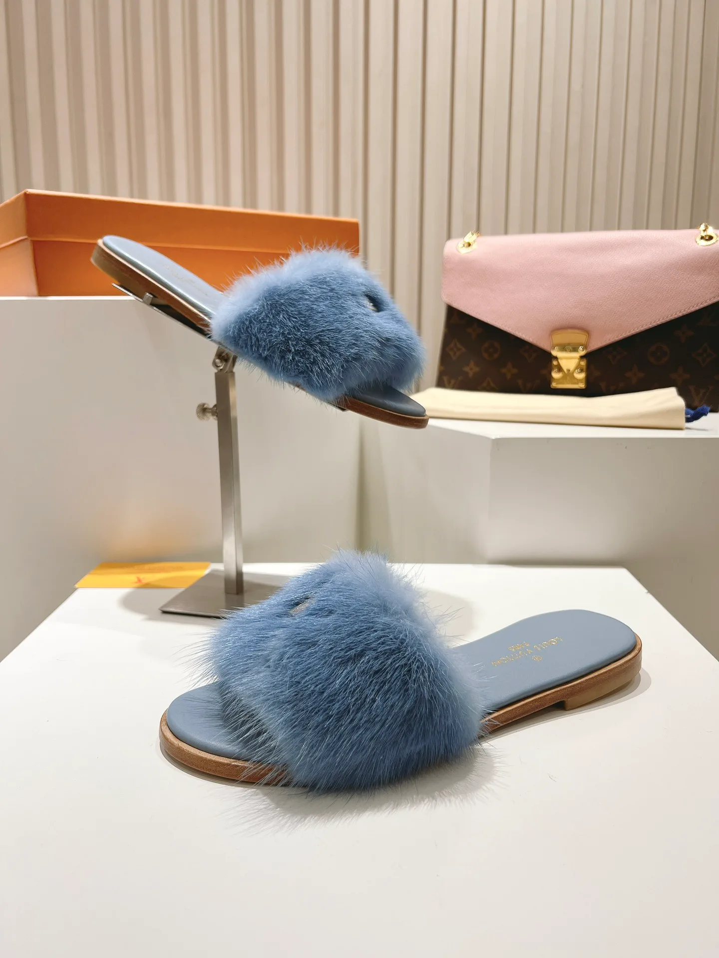 Шлепанцы Женские Louis Vuitton 11190727