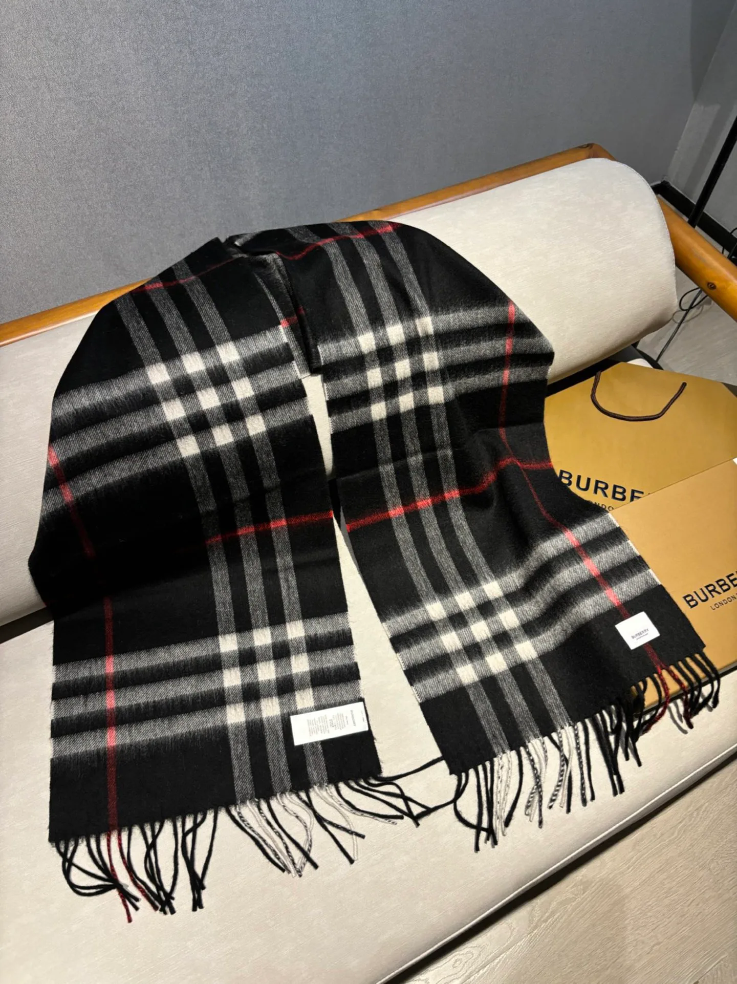 Шарфы Burberry 18507486
