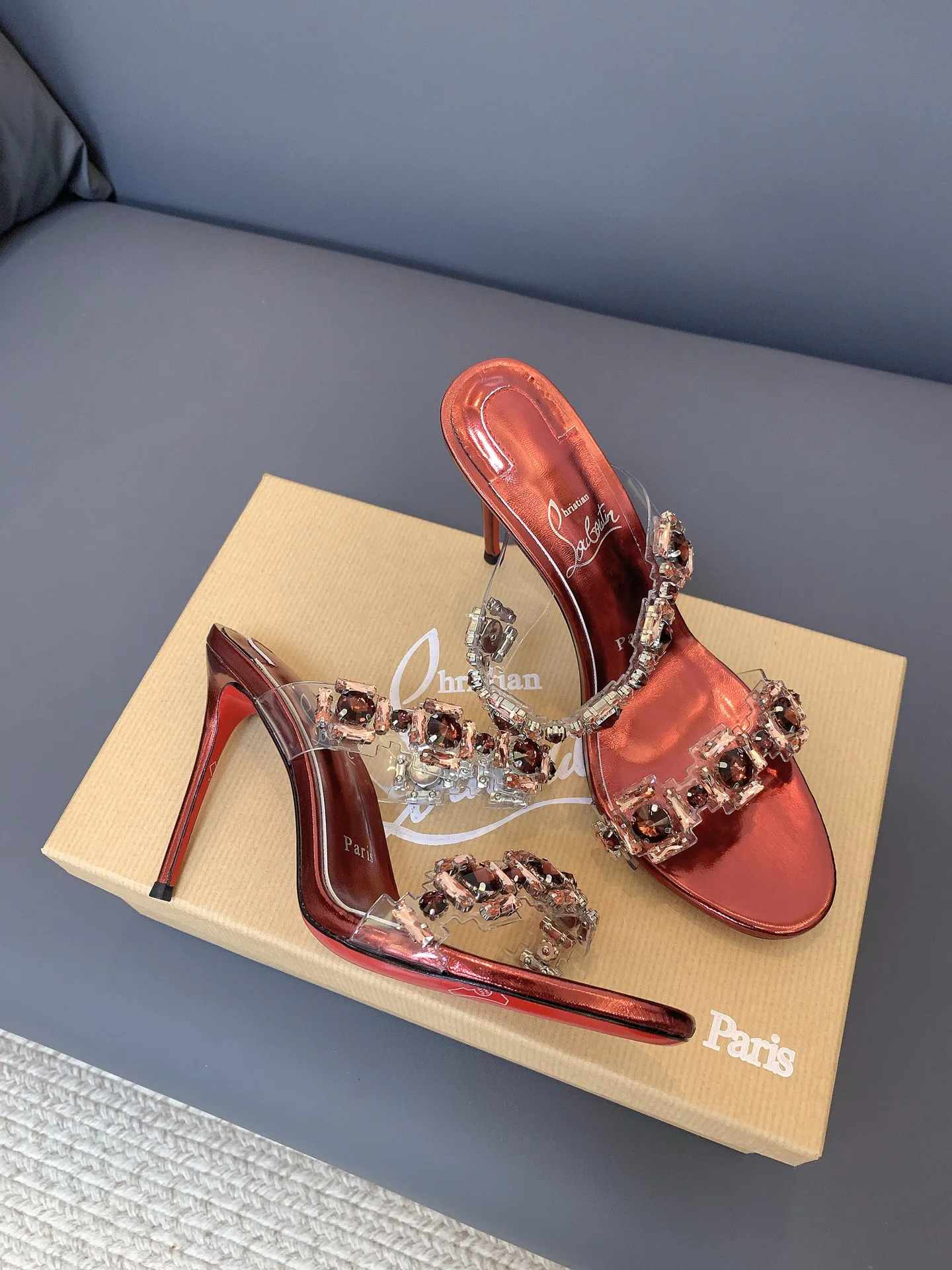 Босоножки Женские Christian Louboutin 17656593