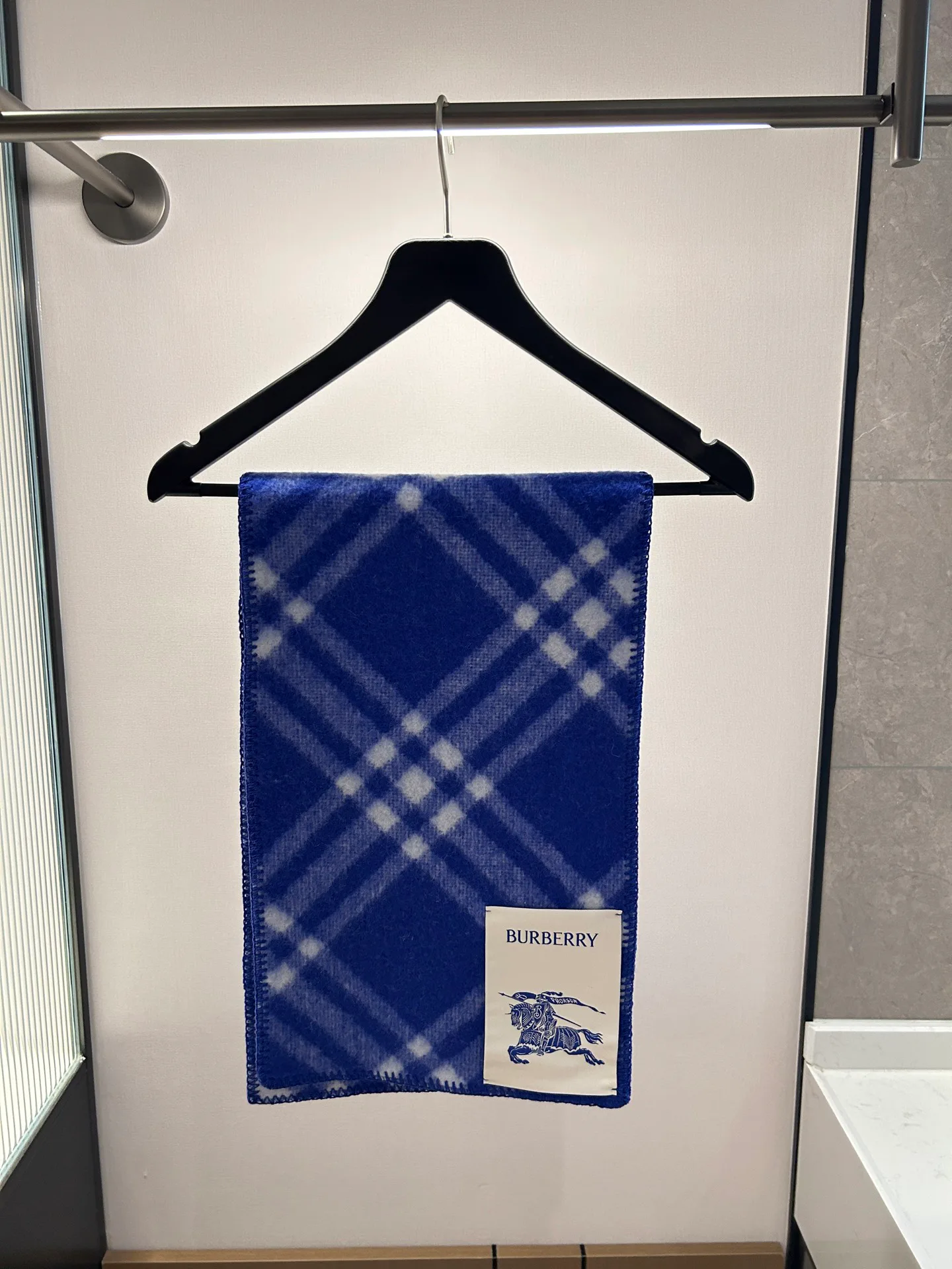 Шарфы Burberry 18507370